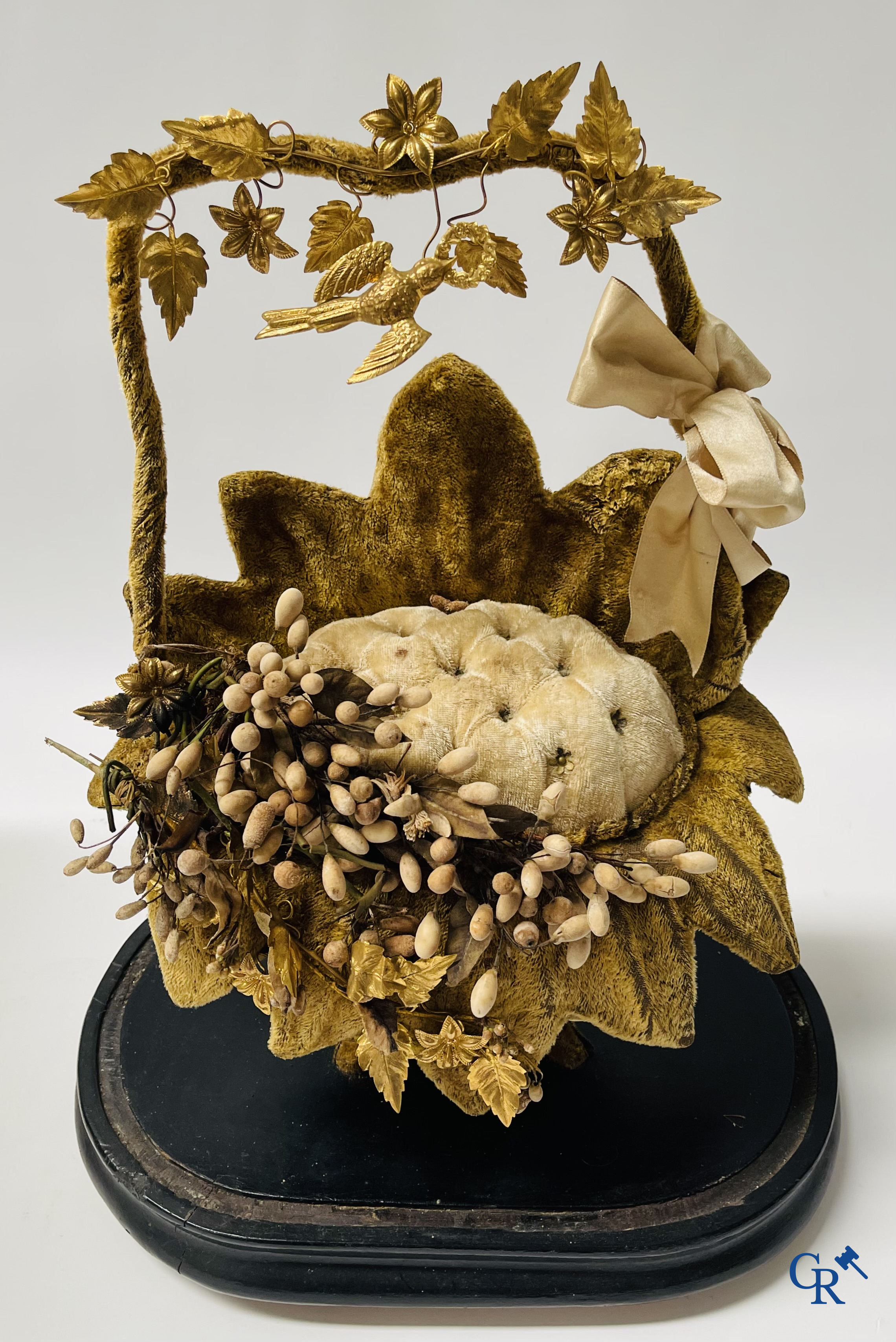 2 globes en verre avec un bouquet de mariage sur une base ornée d'ornements en laiton doré. vers 1900.