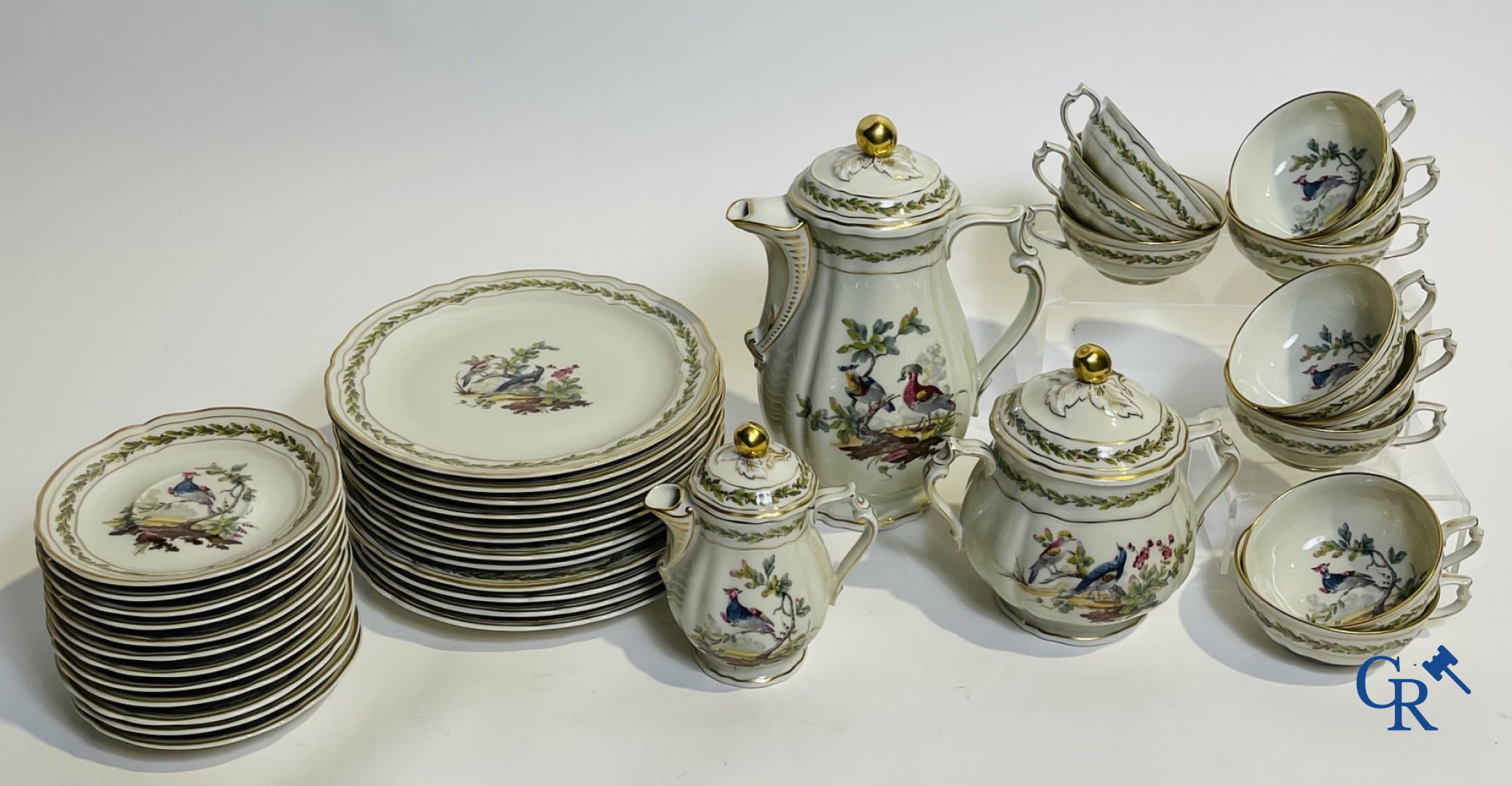 Limoges. L. Bernardaud & Cie. Beautiful dinner set in Limoges porcelain. Model Chevreuse.