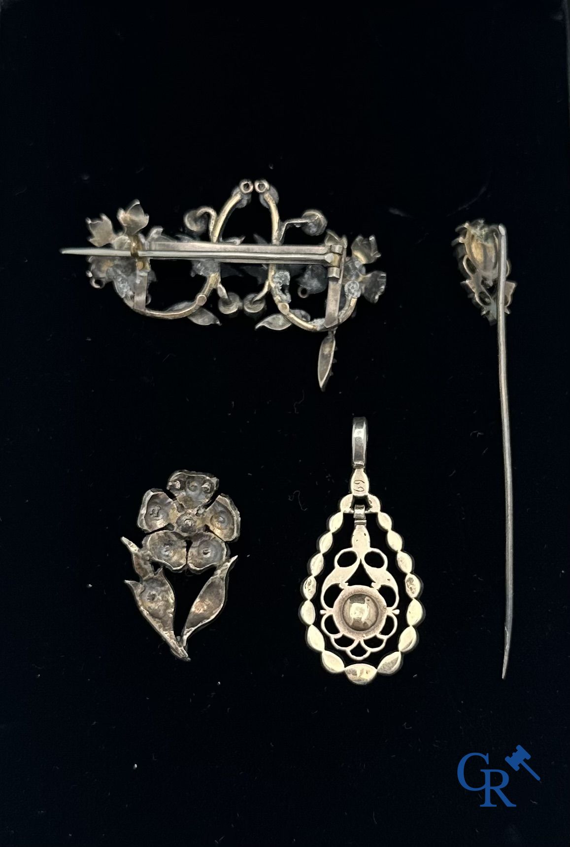 Bijoux: Lot de bijoux anciens en argent et diamants.