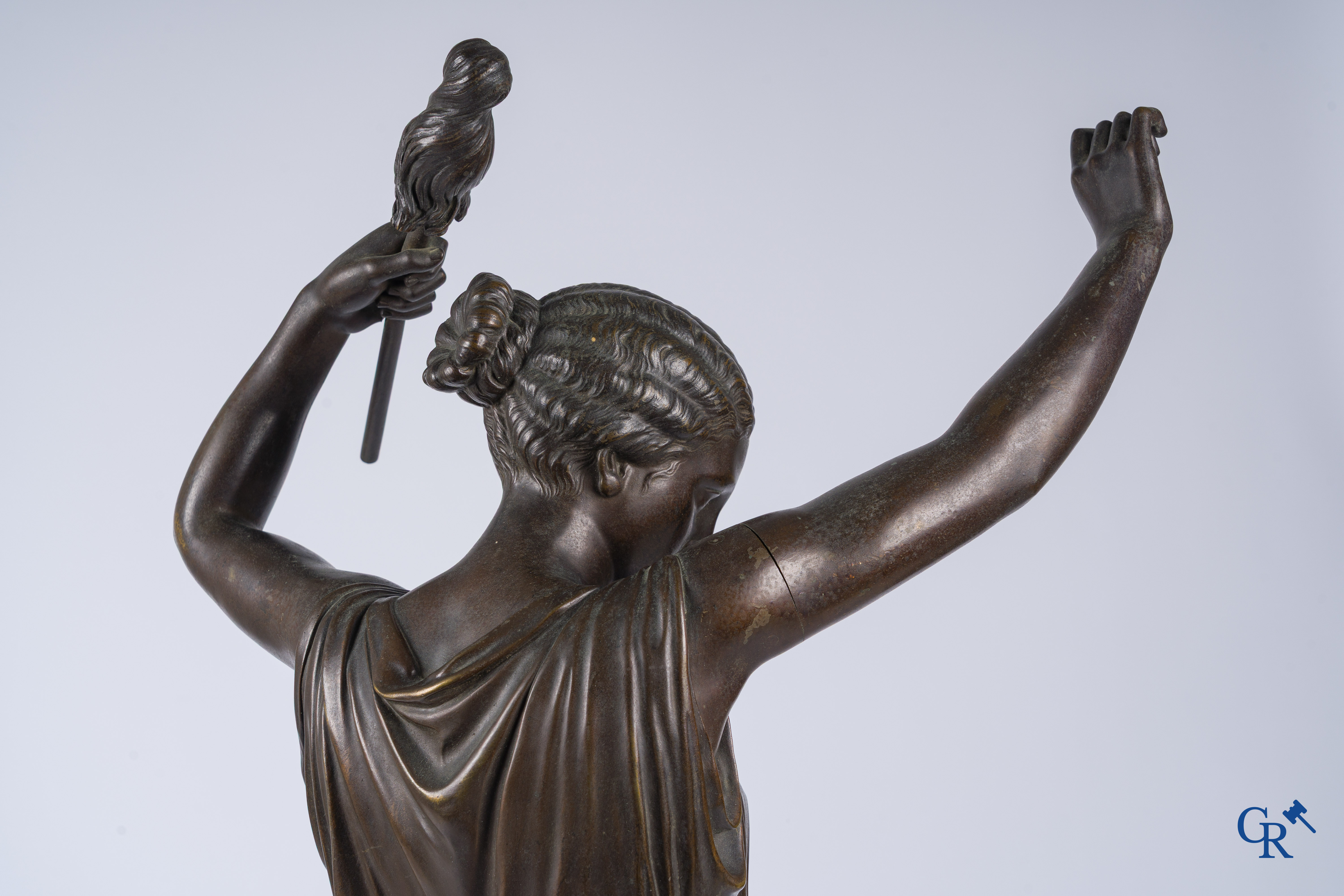 Louis Léon Cugnot (1835-1894) Une grande garniture de cheminée, 3 pièces en bronze "La Fileuse" Signé L. Cugnot.