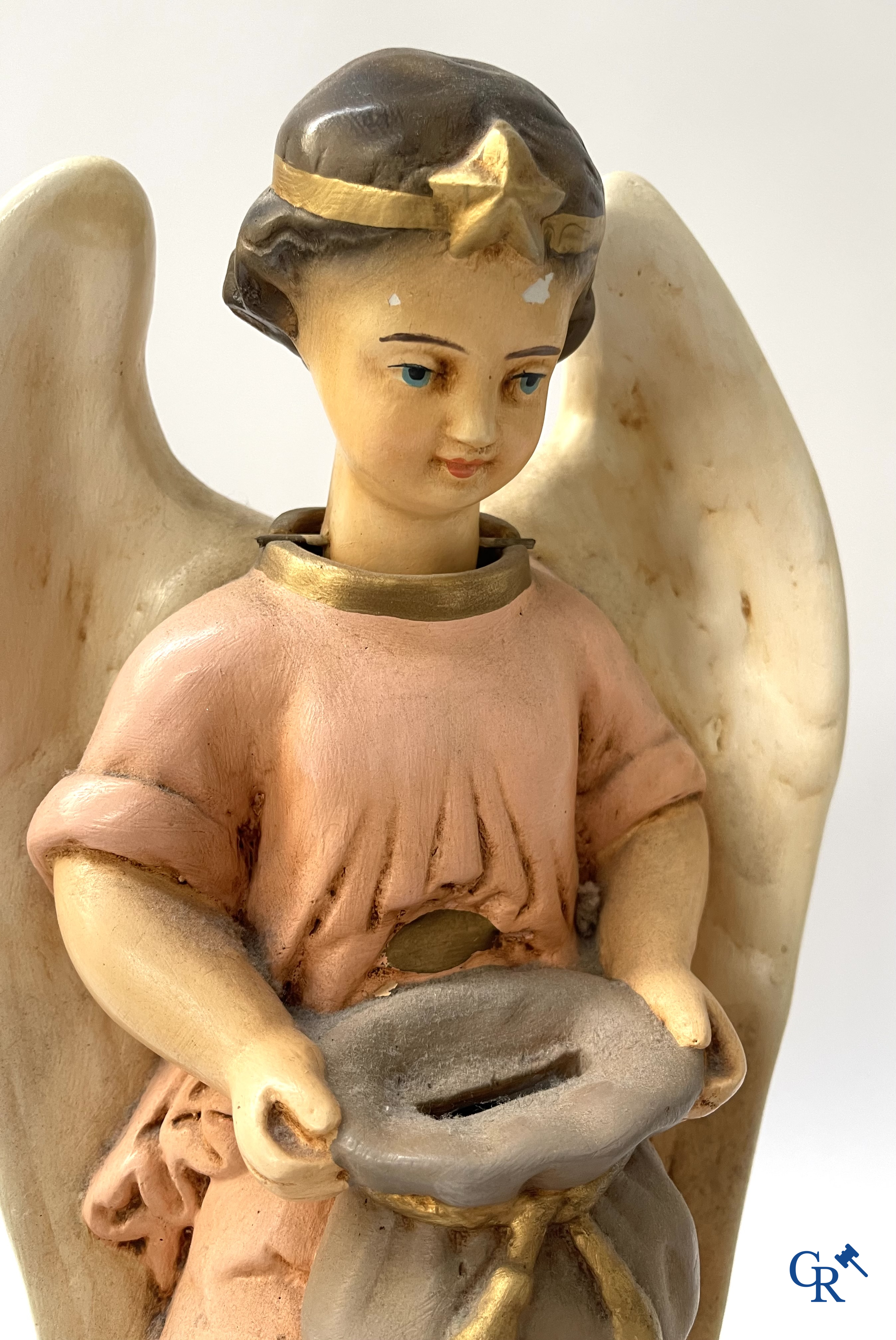 3 tirelires en plâtre avec des têtes qui hochent la tête au profit des Saintes Missions.