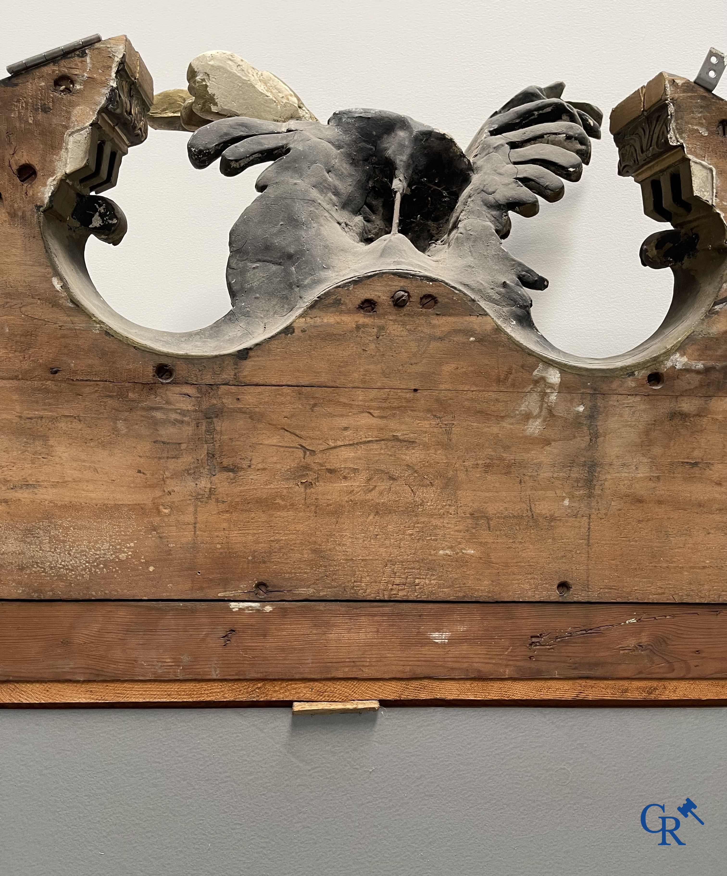 Un grand miroir de cheminée patiné avec un dragon. Vers 1900.