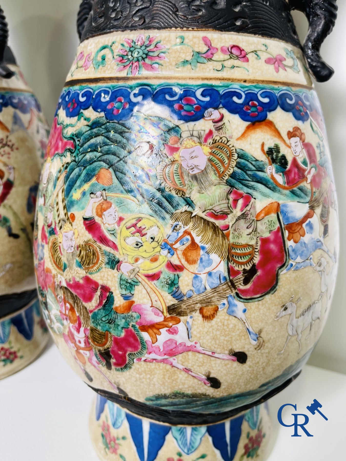 Art Asiatique : Une paire de vases Nanking Chinois décor famille rose.