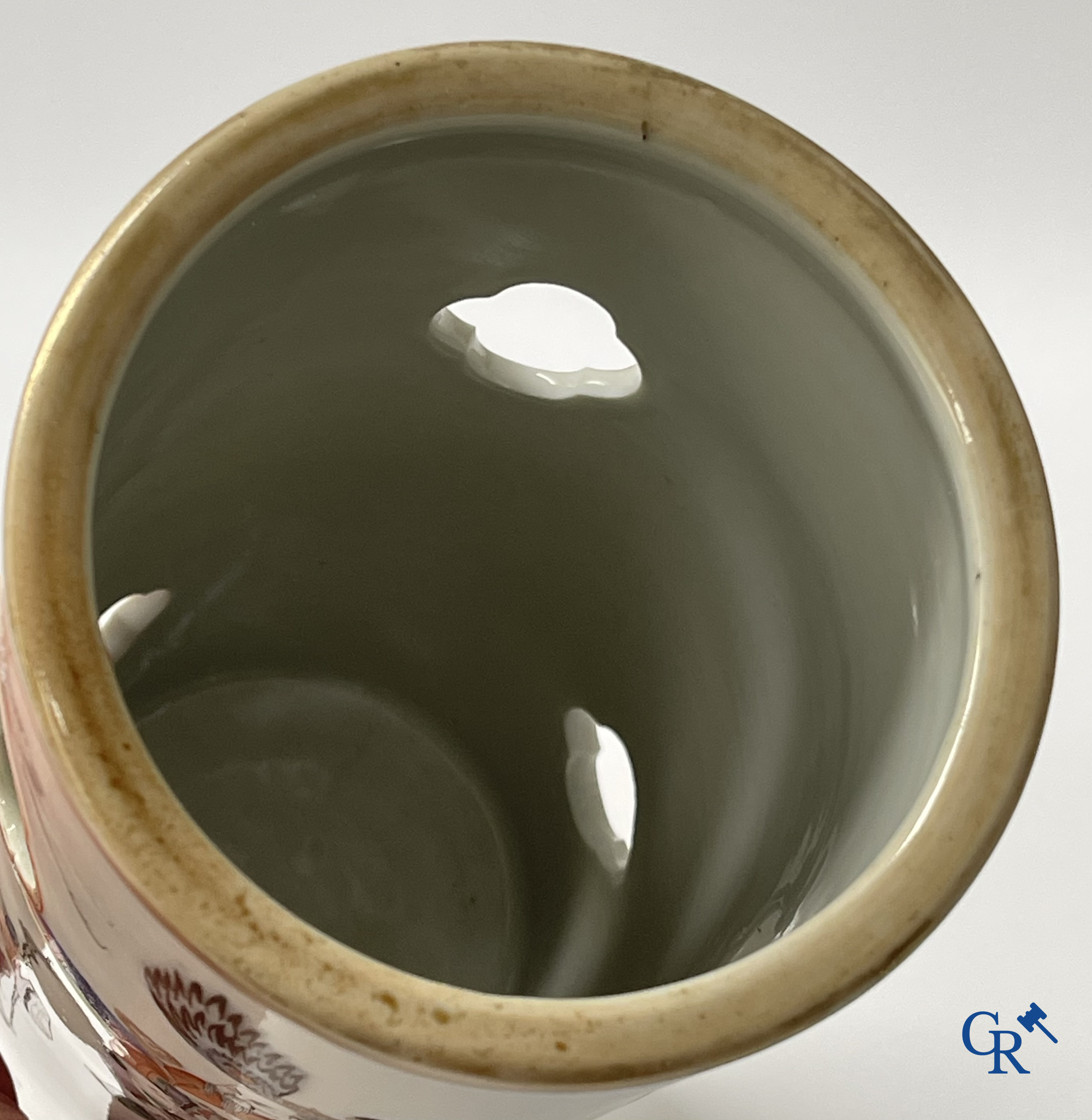 Aziatica, Chinees porselein. Een Chinese famille rose hoeden staander. Gemerkt. 19de eeuw.