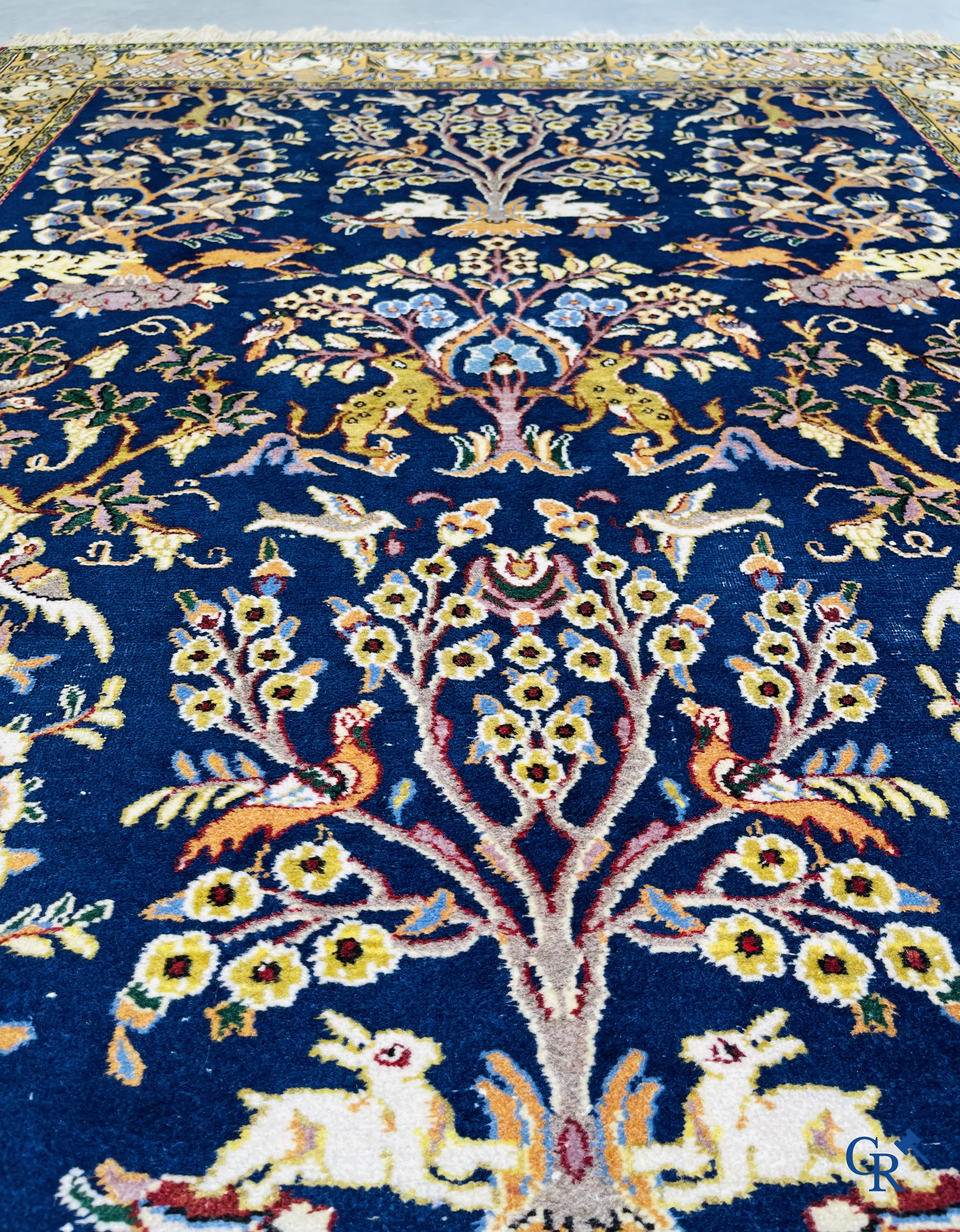 Tapis d'orient: Iran, tapis persan noué à la main avec un décor d'animaux de la forêt.