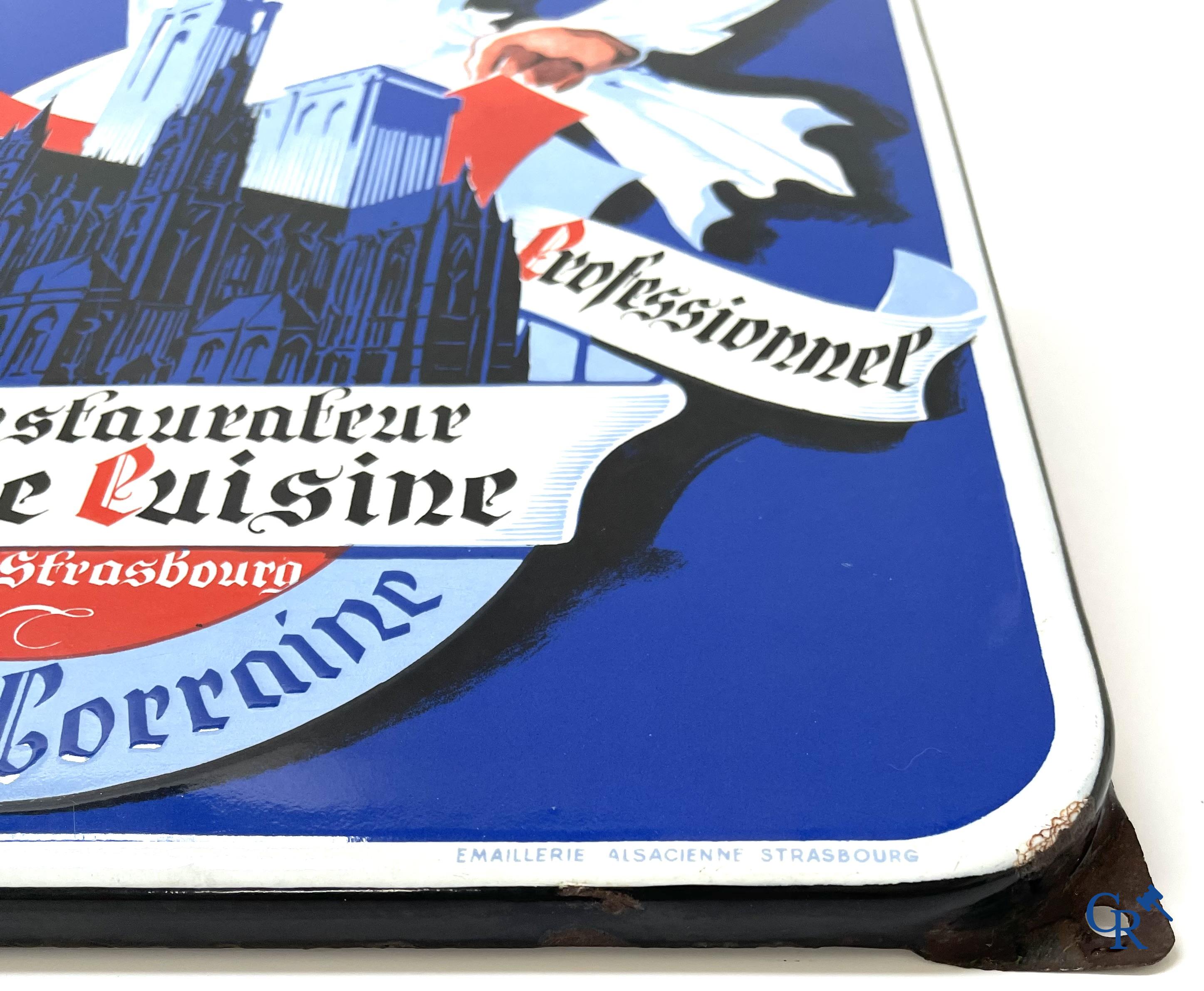 Chef de Cuisine, emaille bord voor de Syndical Professionnel du Restaurateur d'Alsace Lorraine. Gesigneerd Howald.