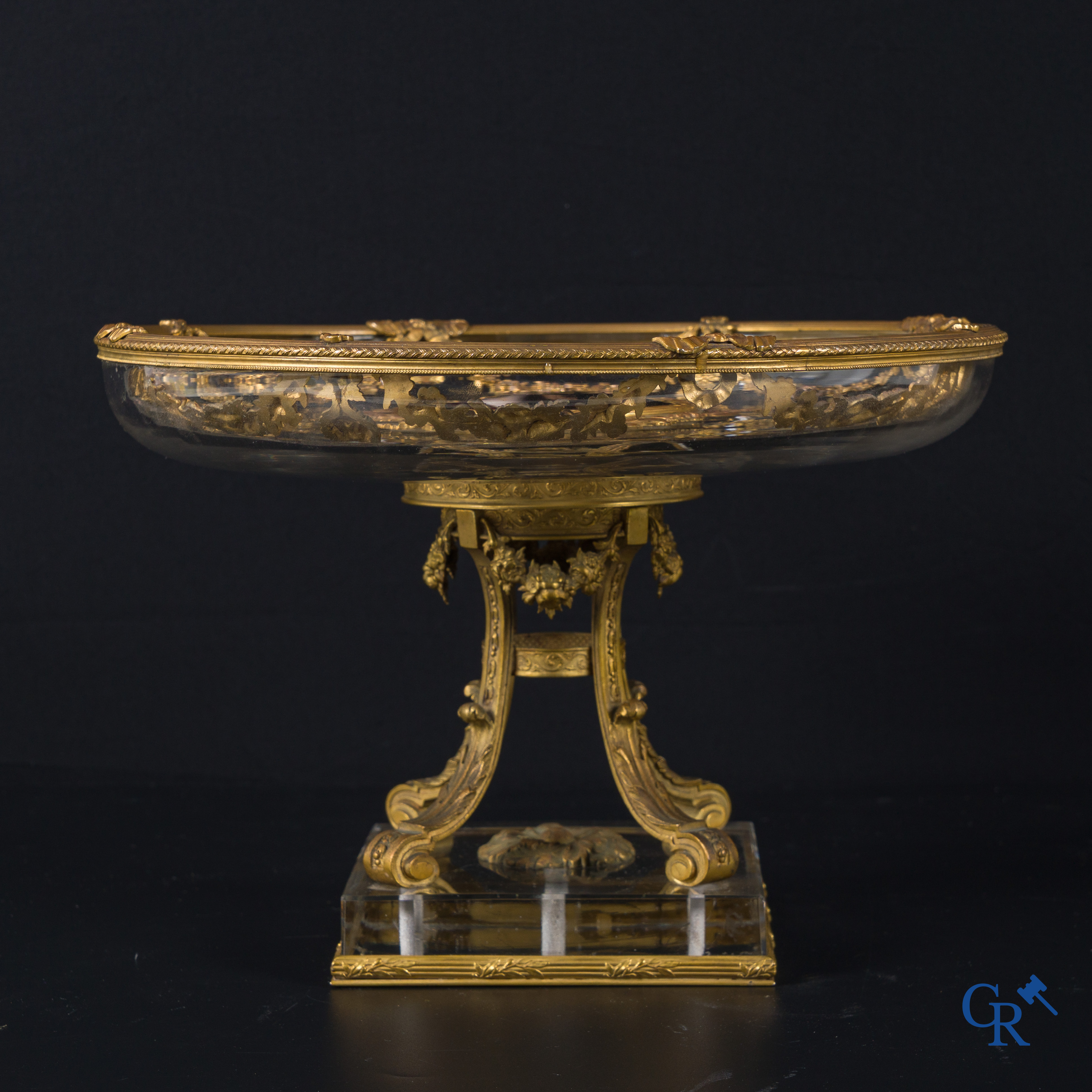 Exceptionel milieu de table en bronze finement doré, émail de Limoges et cristal. Vers 1920.