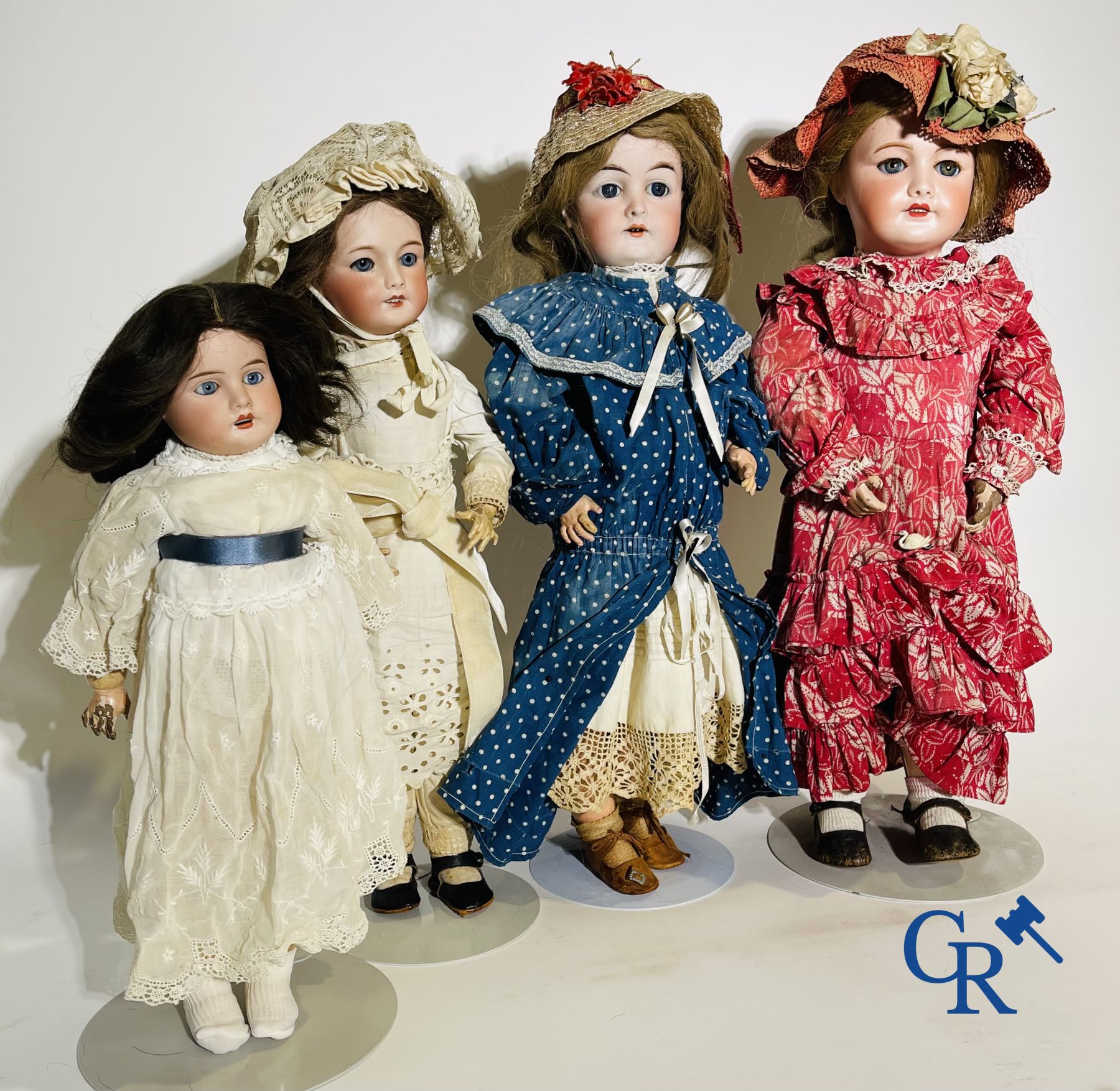 Toys: antique dolls: 4 antique dolls with porcelain head.