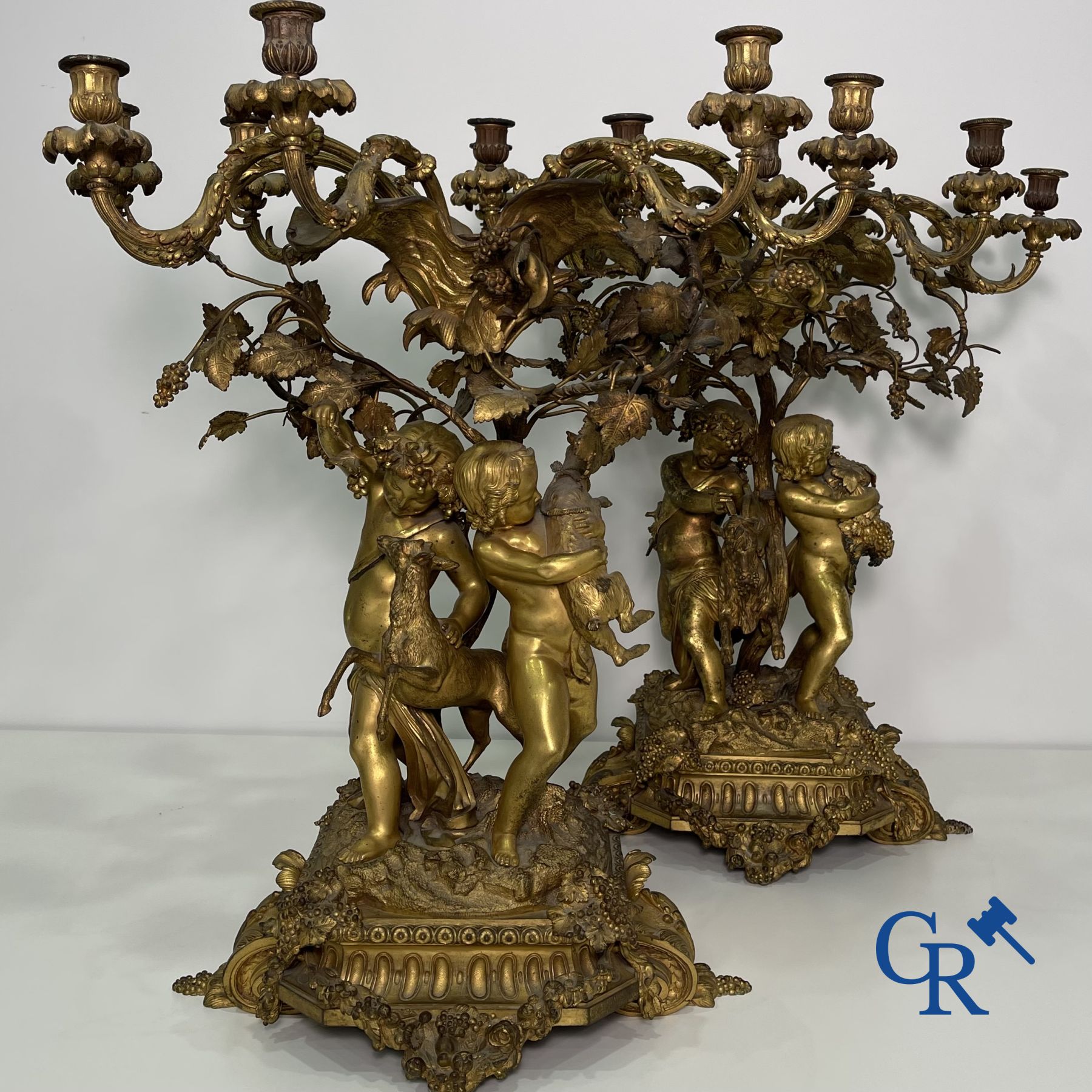 Important paire de chandeliers en bronze doré avec putti, style LXVI. Epoque Napoléon III.