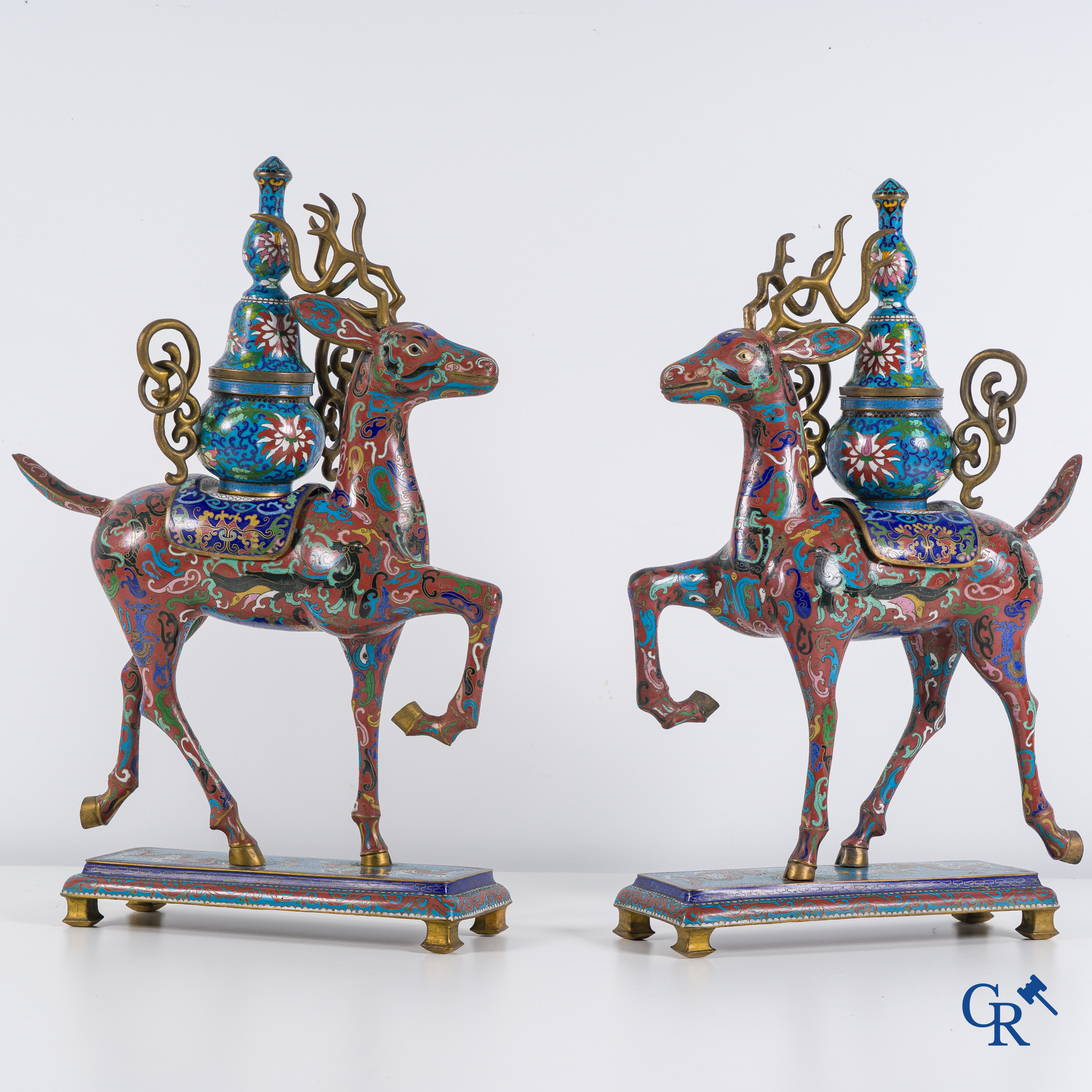 Art Asiatique: Une paire de brûle-encens Chinois en cloisonné en forme de cerf. Chine, 19ème-20ème siècle.