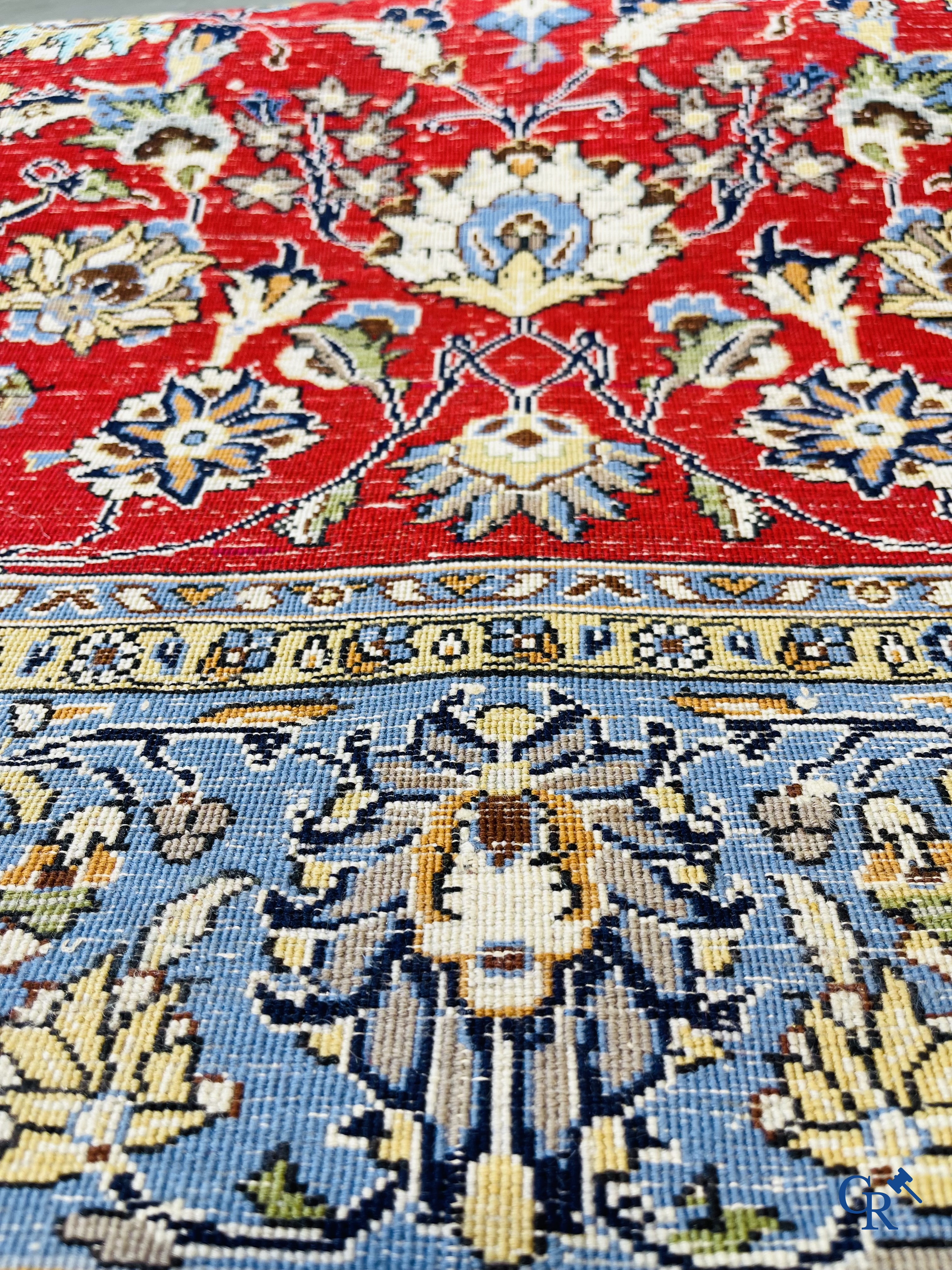 Tapis d'orient: Iran, tapis persan finement noué à la main avec un décor floral sur fond rouge et bleu.