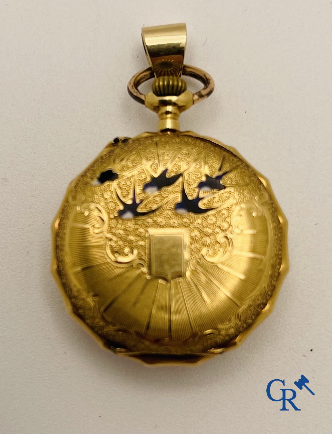 Juweel/Uurwerken: Parelsnoer met sluiting in witgoud 18K en een dameszakhorloge in goud 18K.