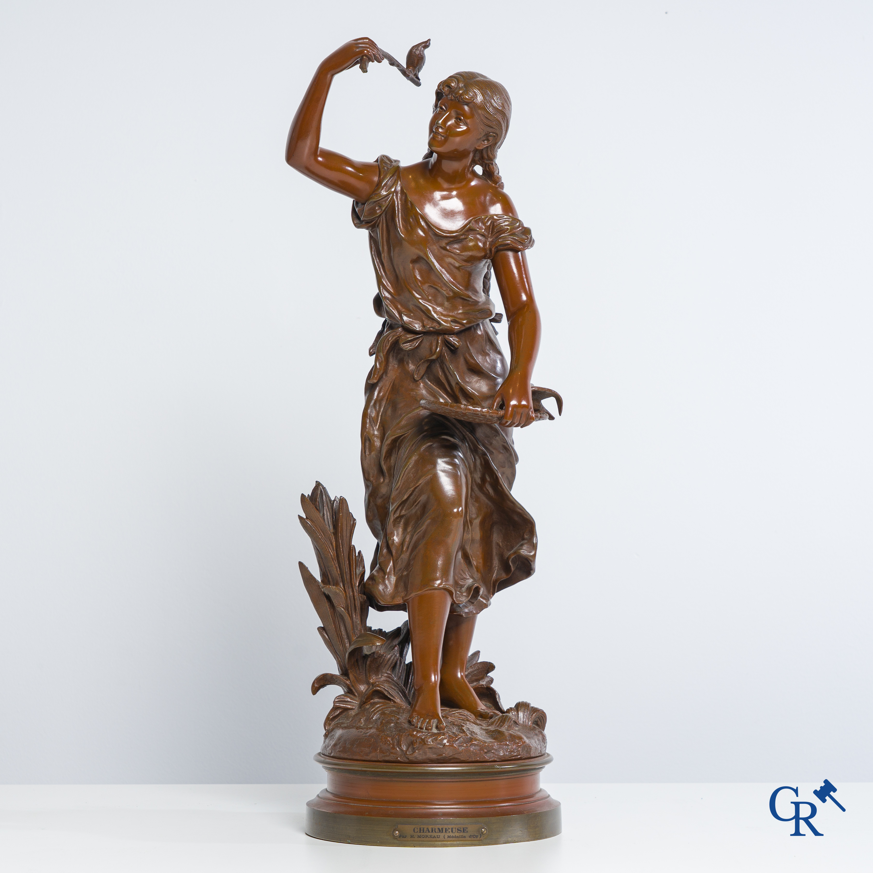 Hippolyte Moreau (1832-1927) "Charmeuse", Bronzen beeld met bruine patine op een draaisokkel.