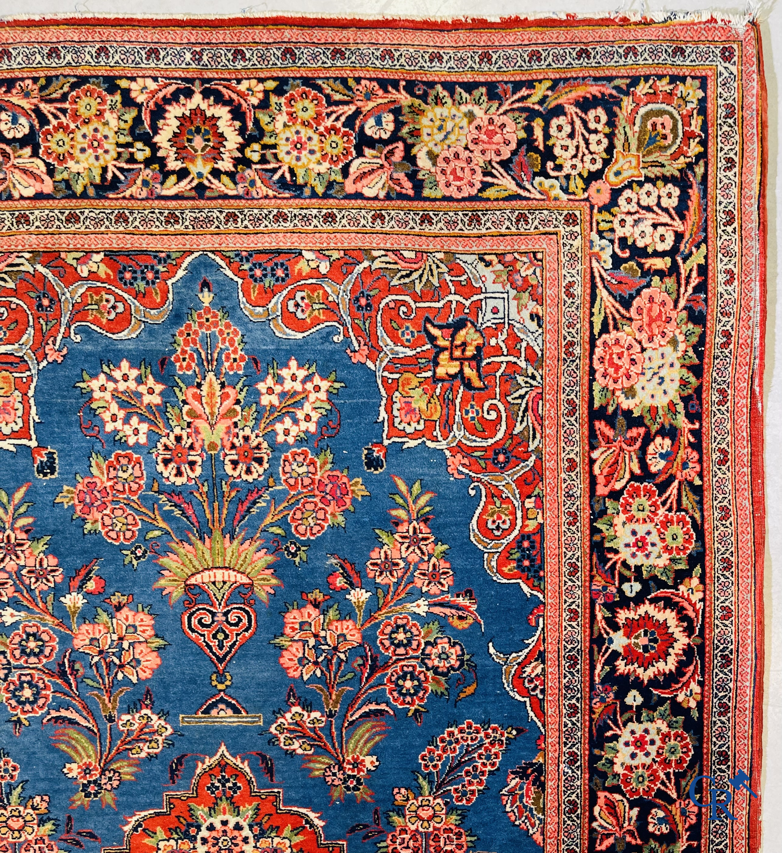 Tapis d'orient: Iran, tapis persan antique finement noué à la main avec des fleurs et des vases à fleurs.