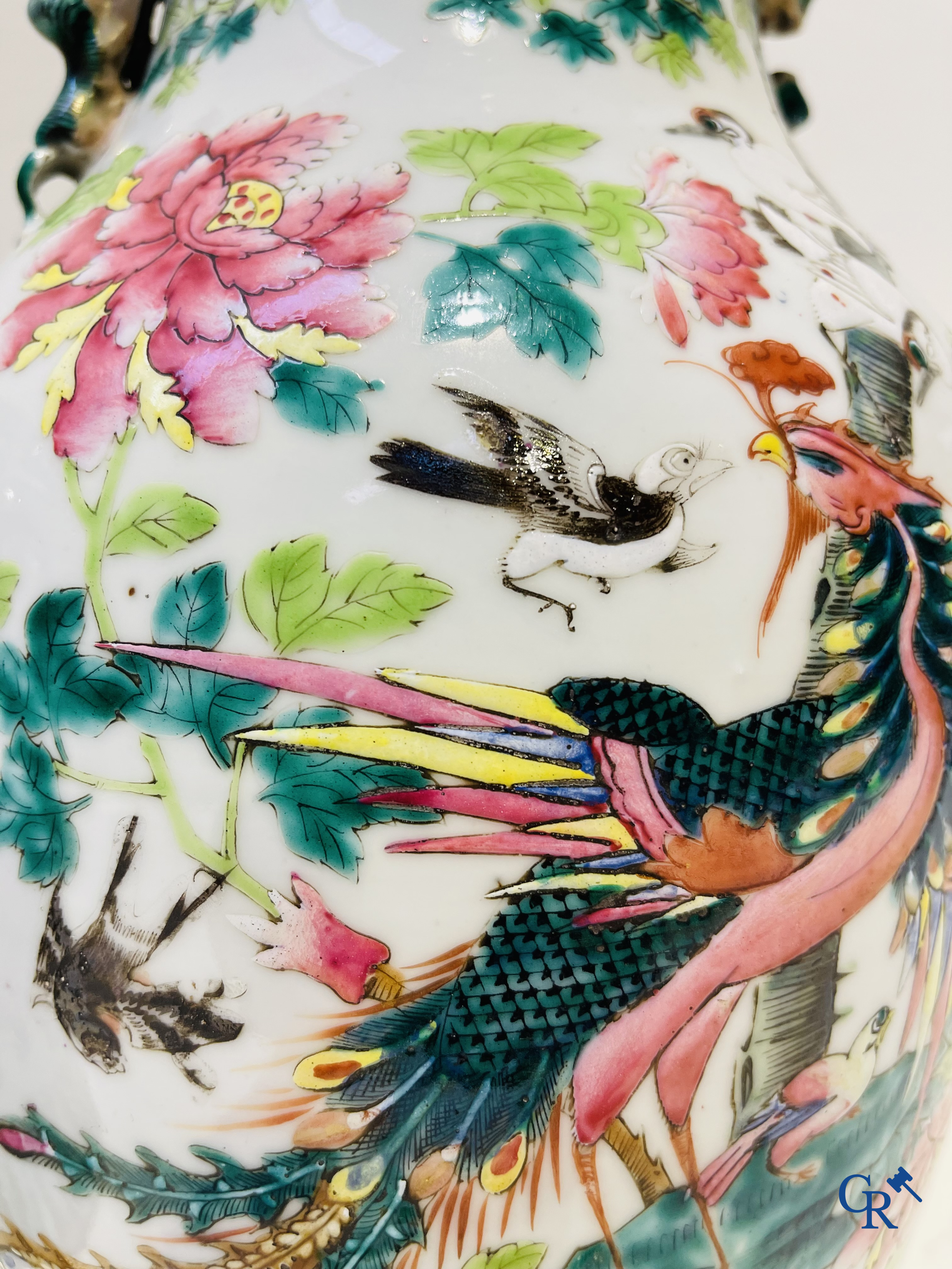 Chinese porcelain: A Chinese porcelain vase with phoenixes and blossoms and a potiche with mobilierendecor. 19th century.