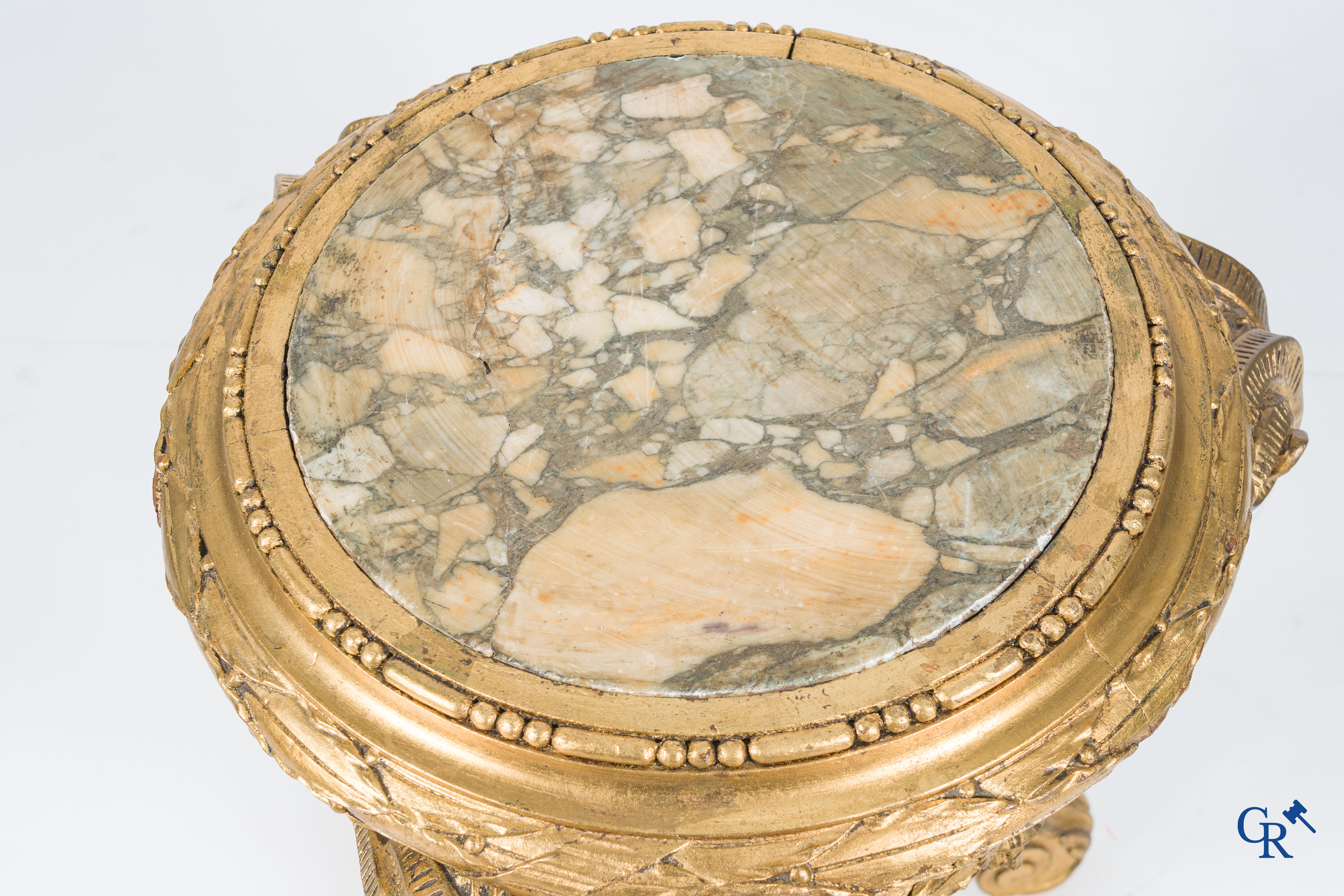 Un grand piédestal en bois sculpté et doré avec des têtes de bélier et guirlandes. Style LXVI, vers 1900.