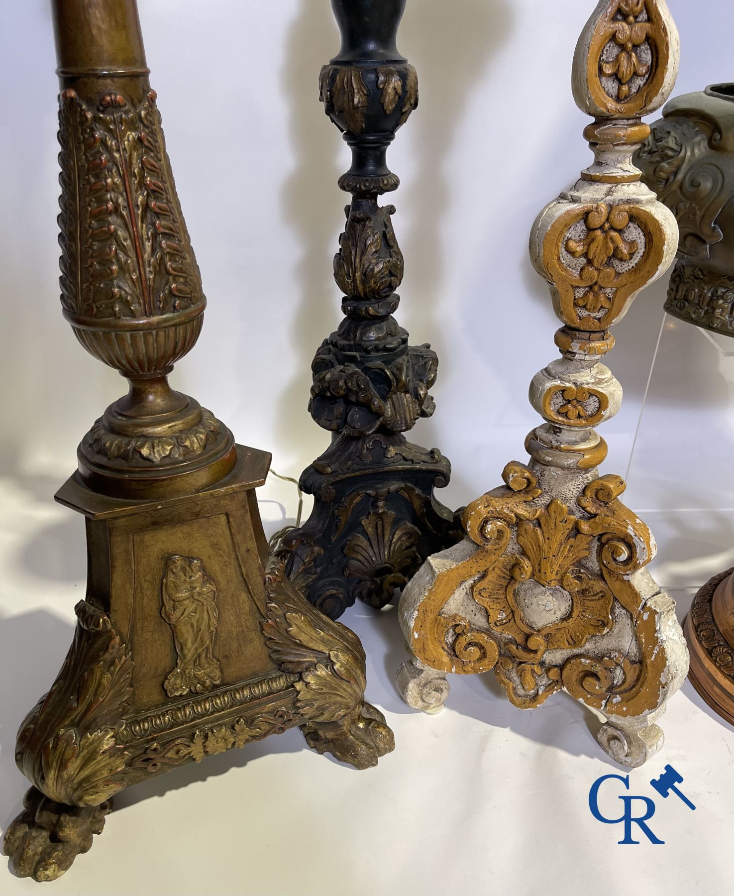 Lot d'objets religieux en bois et cuivre. XVIIIe - XIXe siècle. 4 chandeliers, une jardinière en cuivre, une cloche d'église et autres.