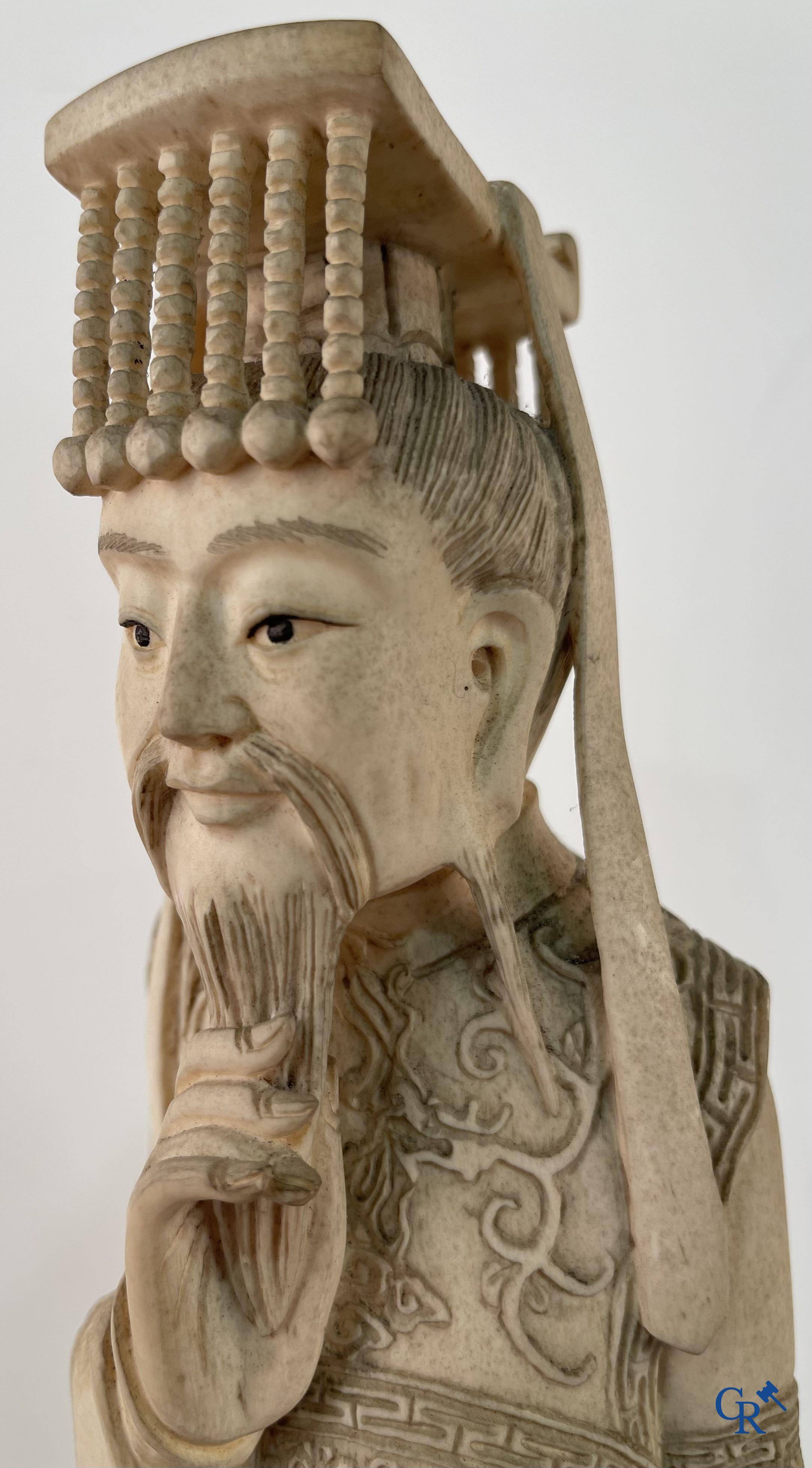 Aziatica, Een paar figuren van een Chinese keizer en keizerin gesneden in ivoor. Late Qing Periode. (1644 - 1912)