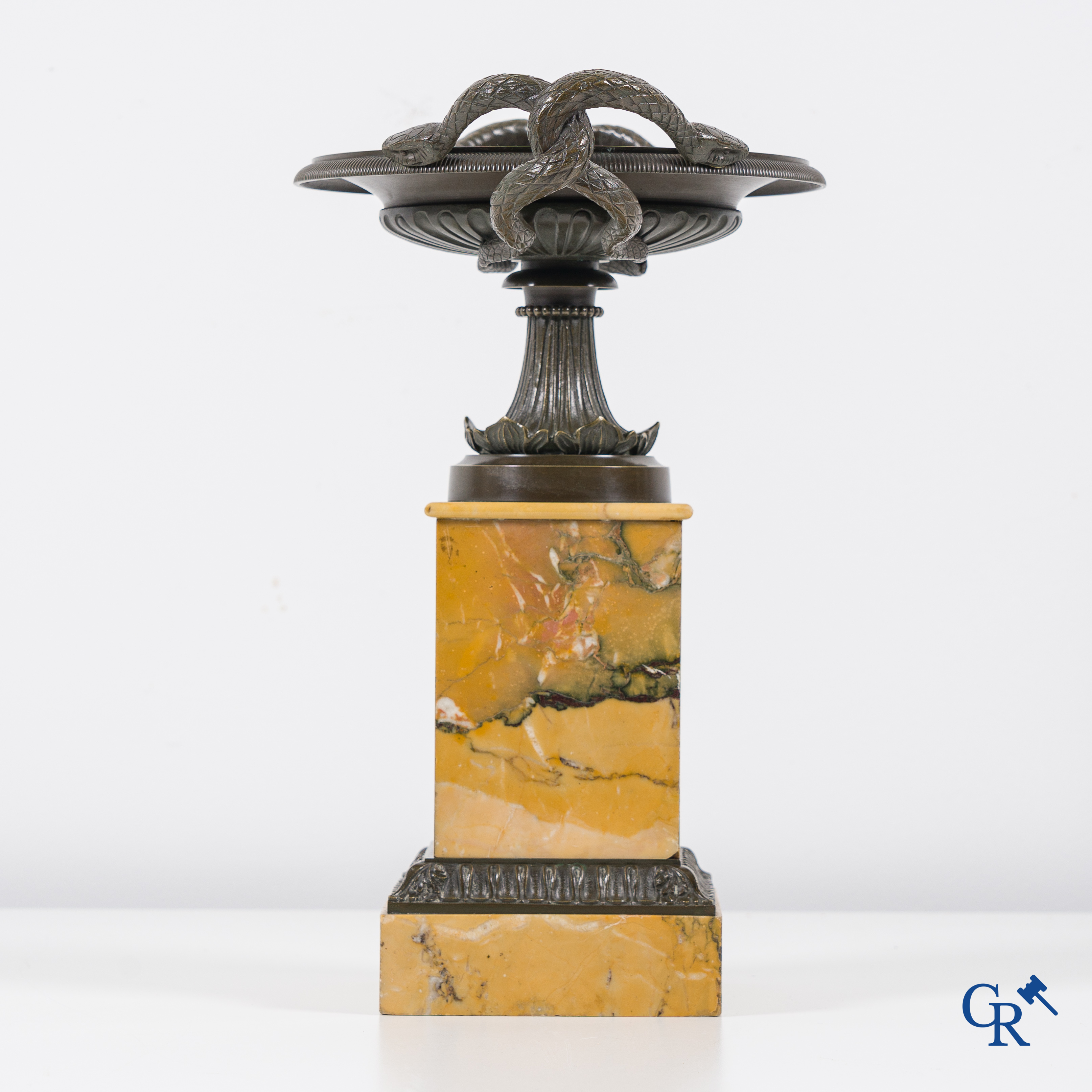 A finely crafted bronze tazza on a Giallo Siena marble pedestal. Empire style. Period 1860.