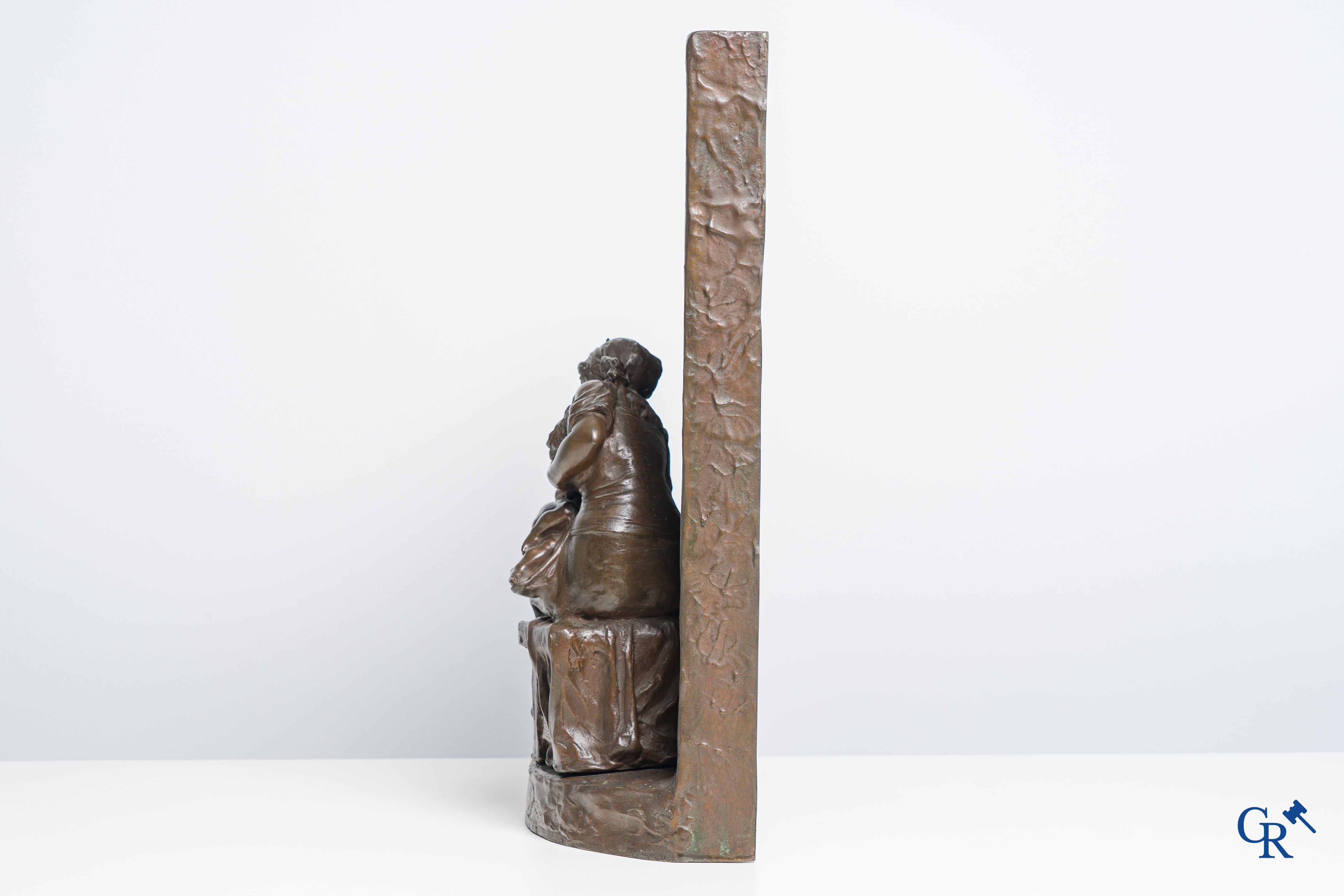 Barrias Louis Ernest (Parijs 1841-1905) Bronzen bas-reliëf, moeder met kind aan de haard.