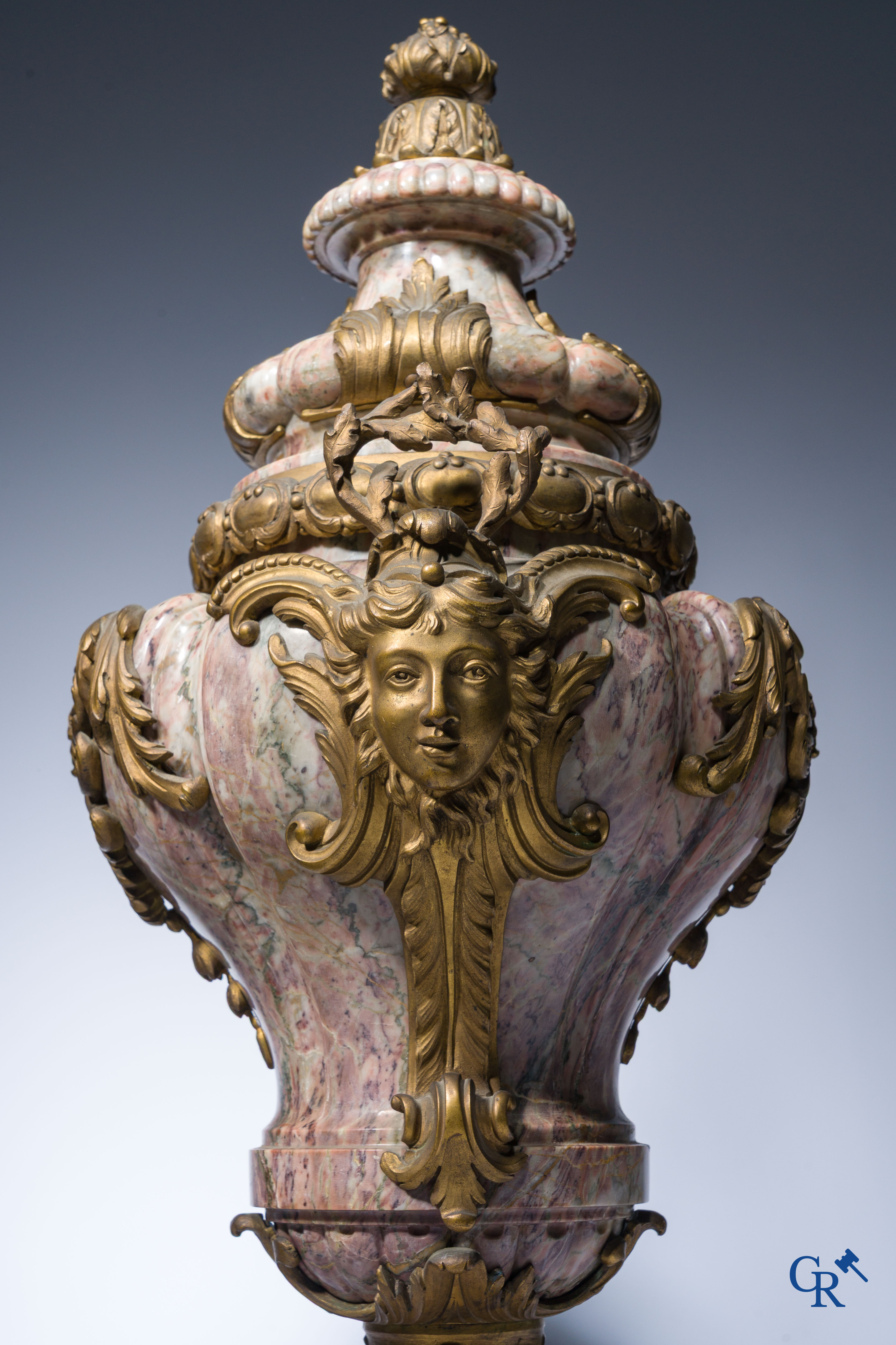 Uitzonderlijk paar cassolettes in fijn gesculpteerde marmer met bronzen monturen. LXVI-Stijl.