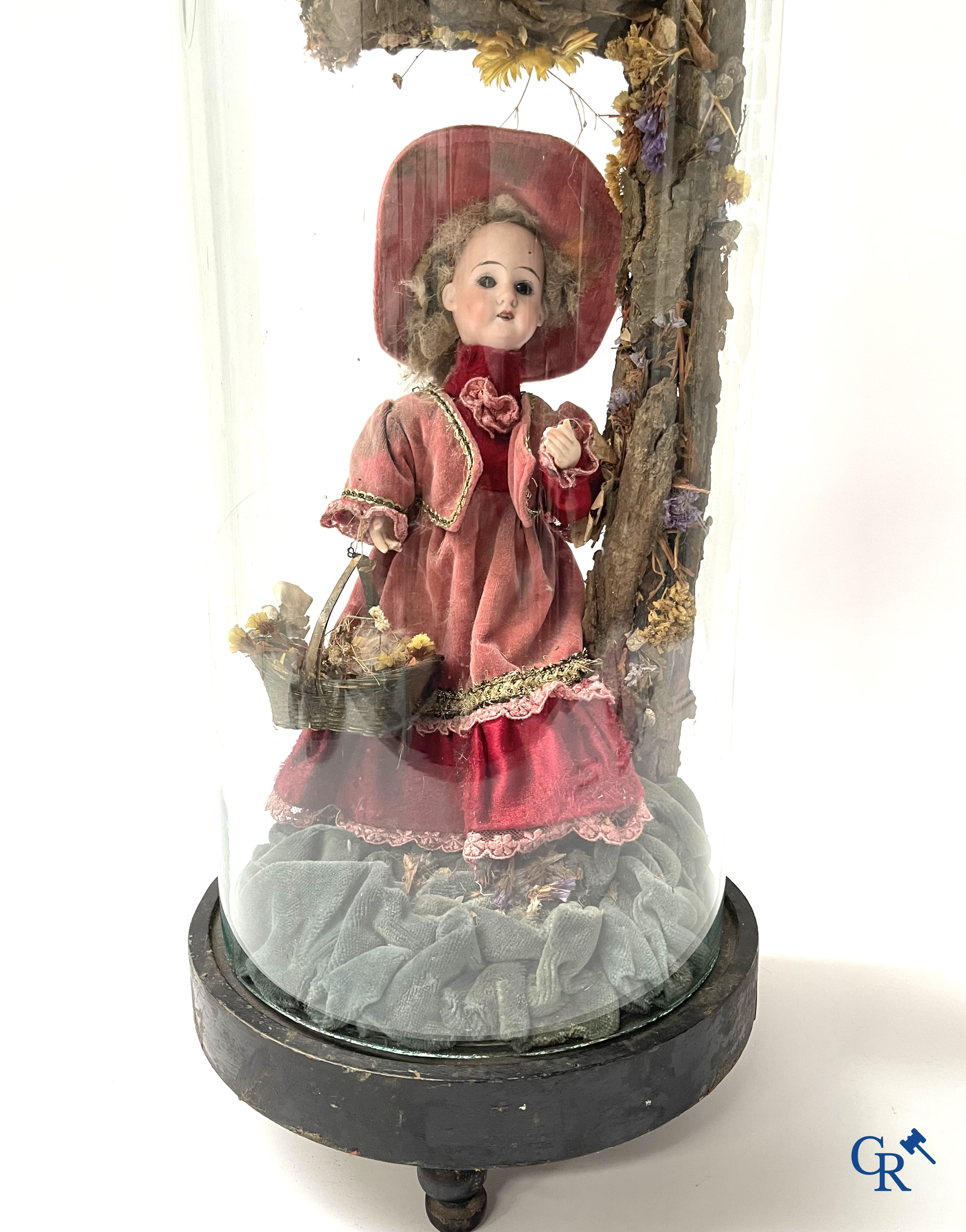 Un automate dans le gout de Phalibois, avec de la musique, la tête et les mains en porcelaine et en mouvement. Vers 1900.