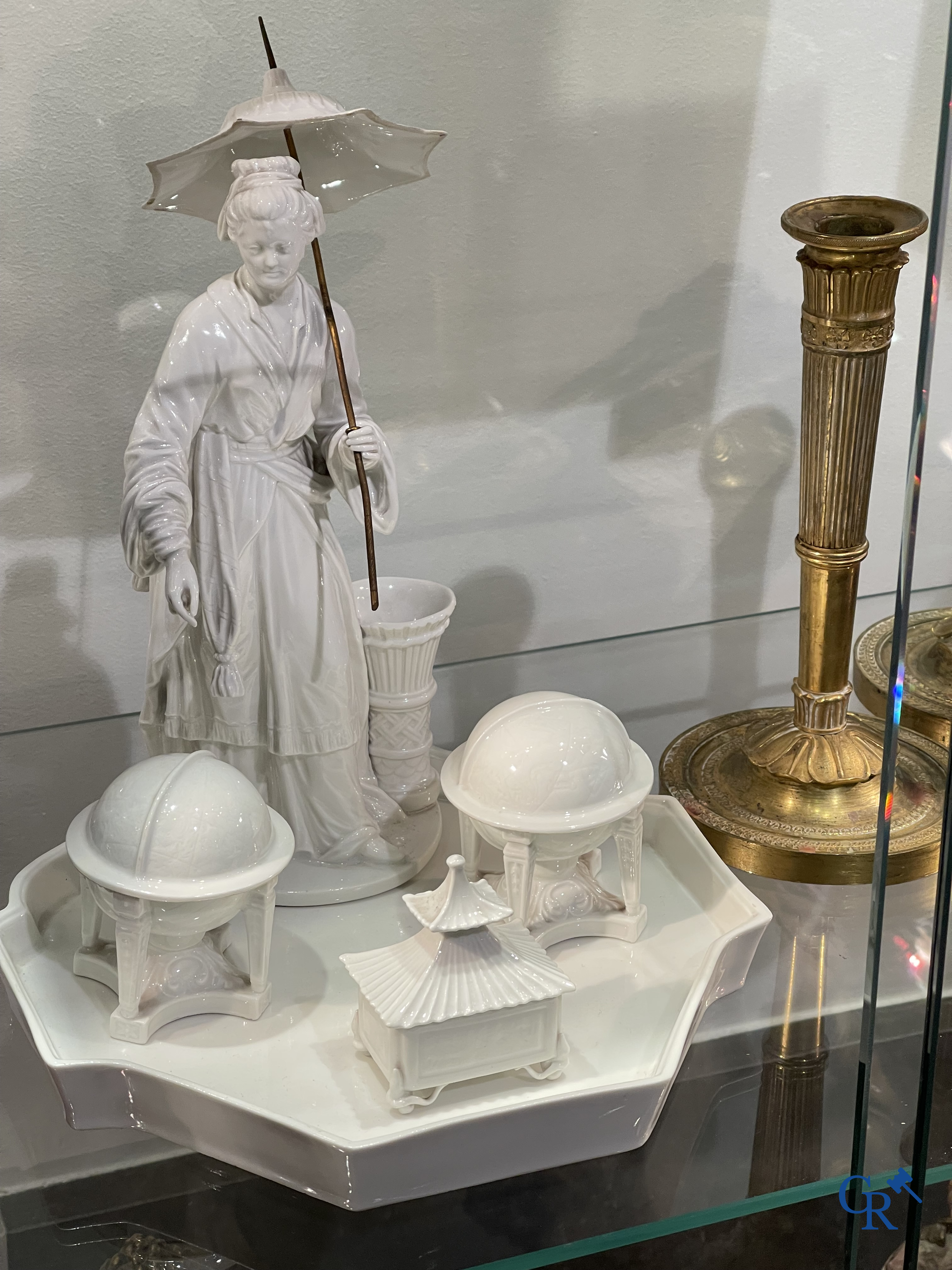 Koninklijke Porselein Fabriek Berlijn, KPM. Uitzonderlijk porseleinen inktstel in Aziatische stijl. Periode 1780-1830.