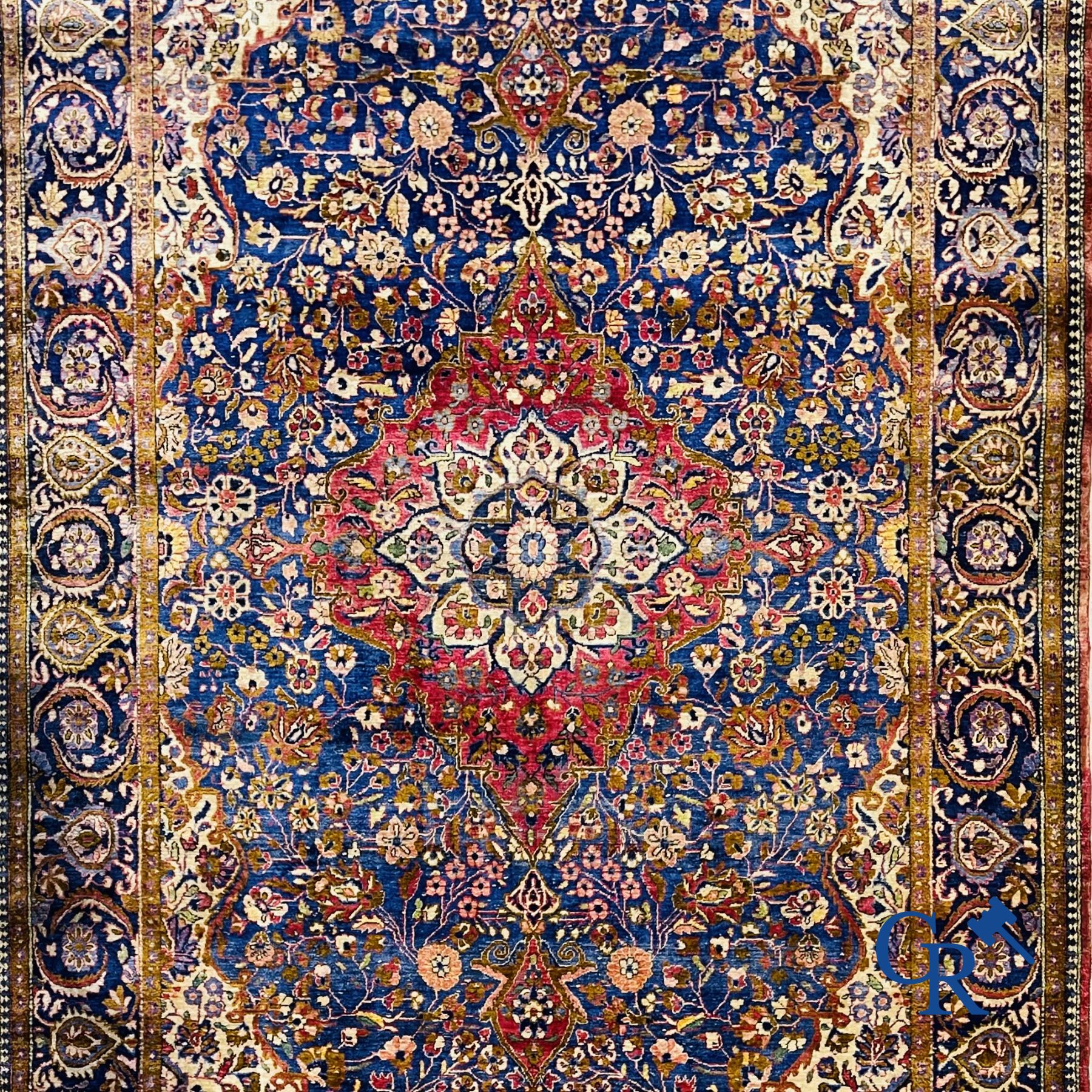 Tapis: Ancien tapis en soie, décor floral.