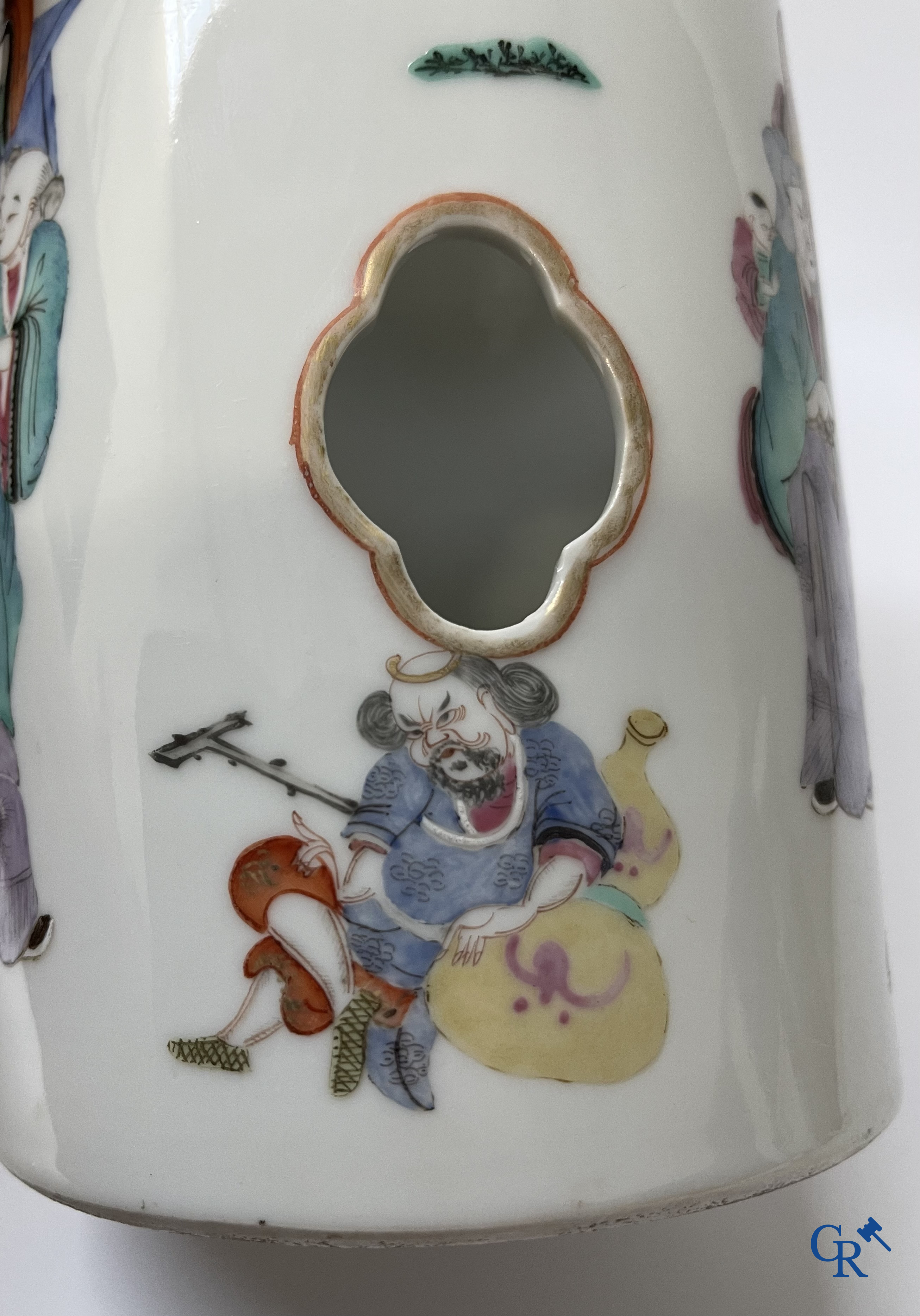 Aziatica, Chinees porselein. Een Chinese famille rose hoeden staander. Gemerkt. 19de eeuw.