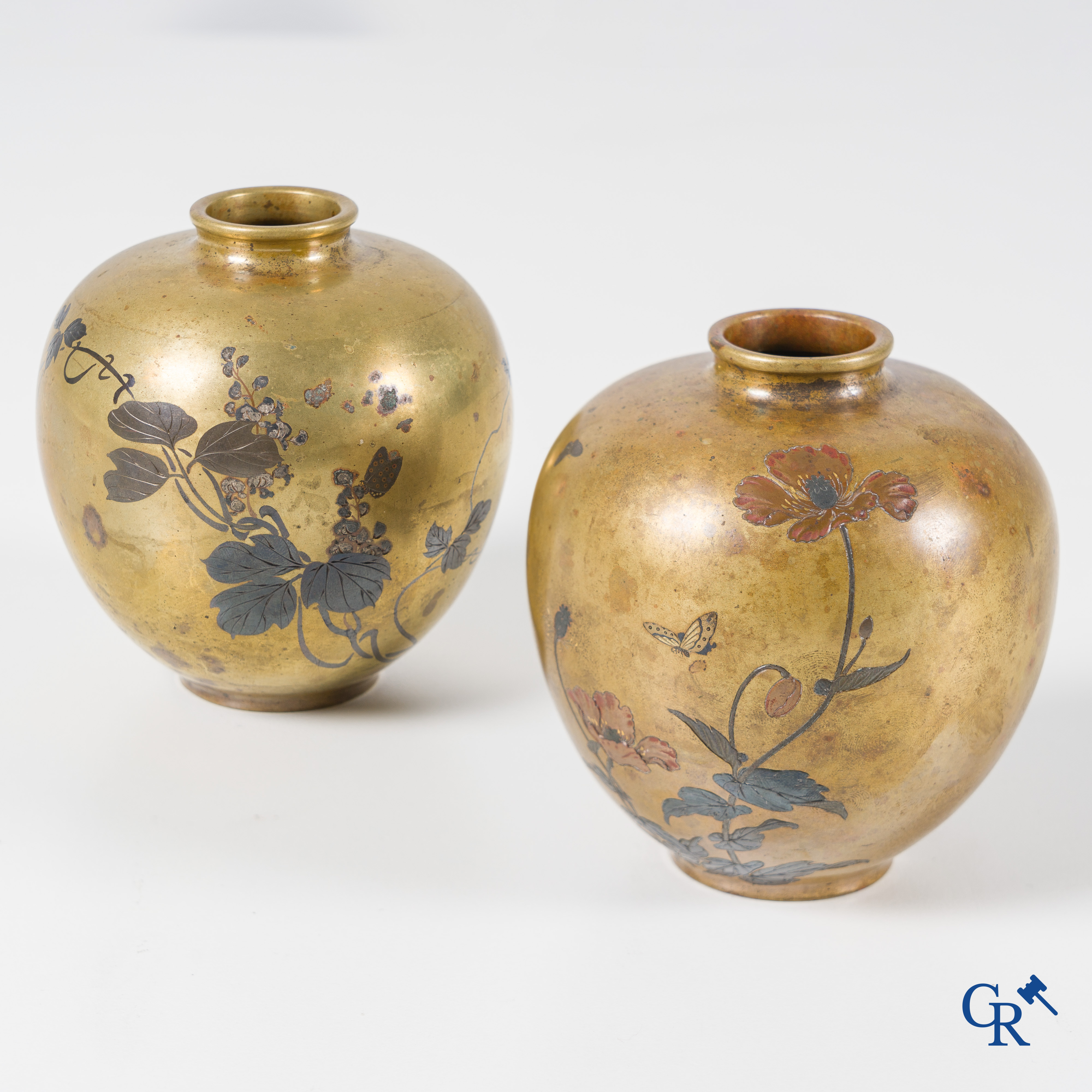 Art Asiatique: Une paire de vases japonais en bronze finement travaillés avec des incrustations d'argent et de cuivre. Période Meiji.