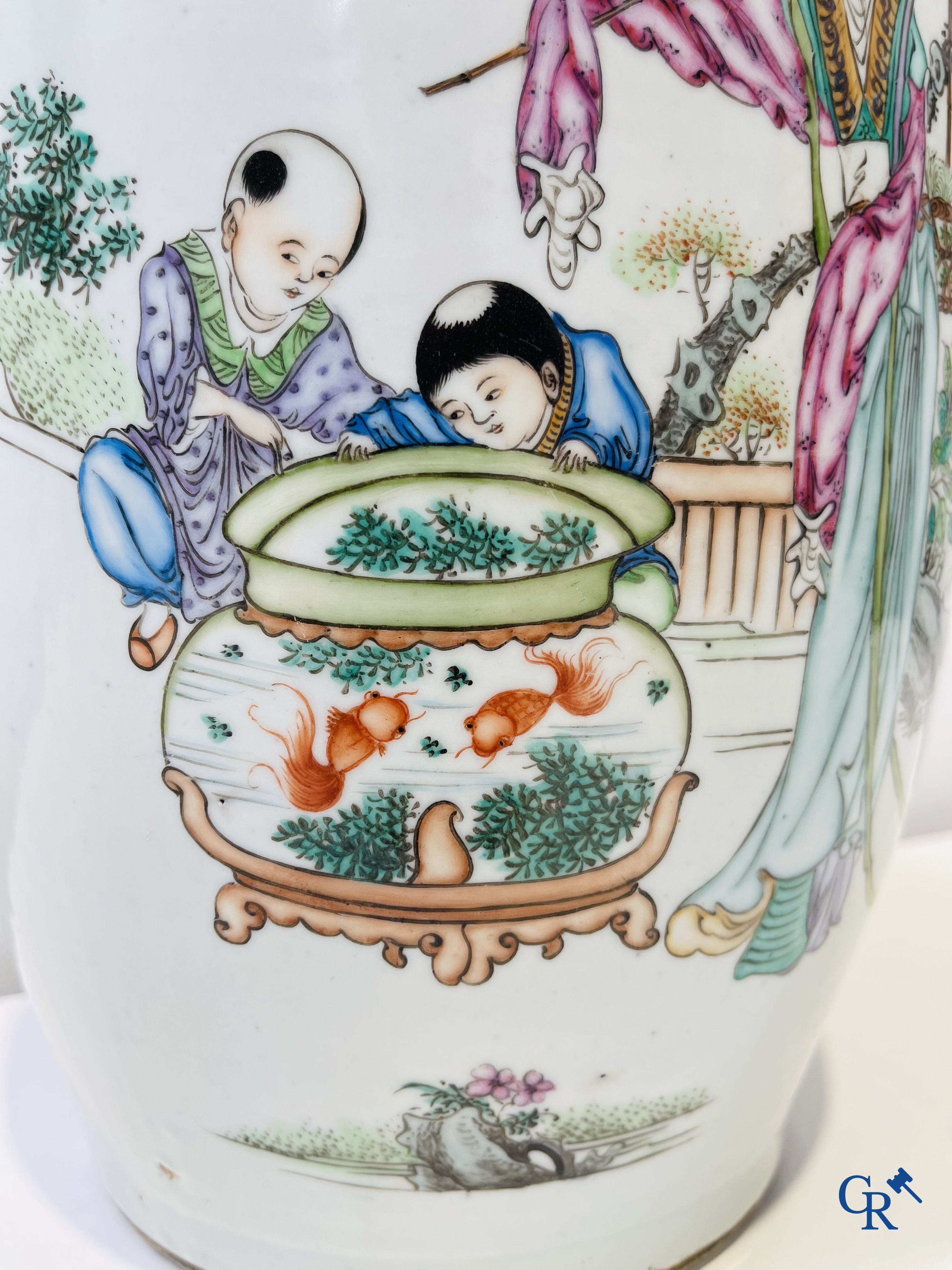 Art Asiatique: Porcelaine chinoise, vase Chinois représentant une dame et des enfants jouant autour d'un aquarium.