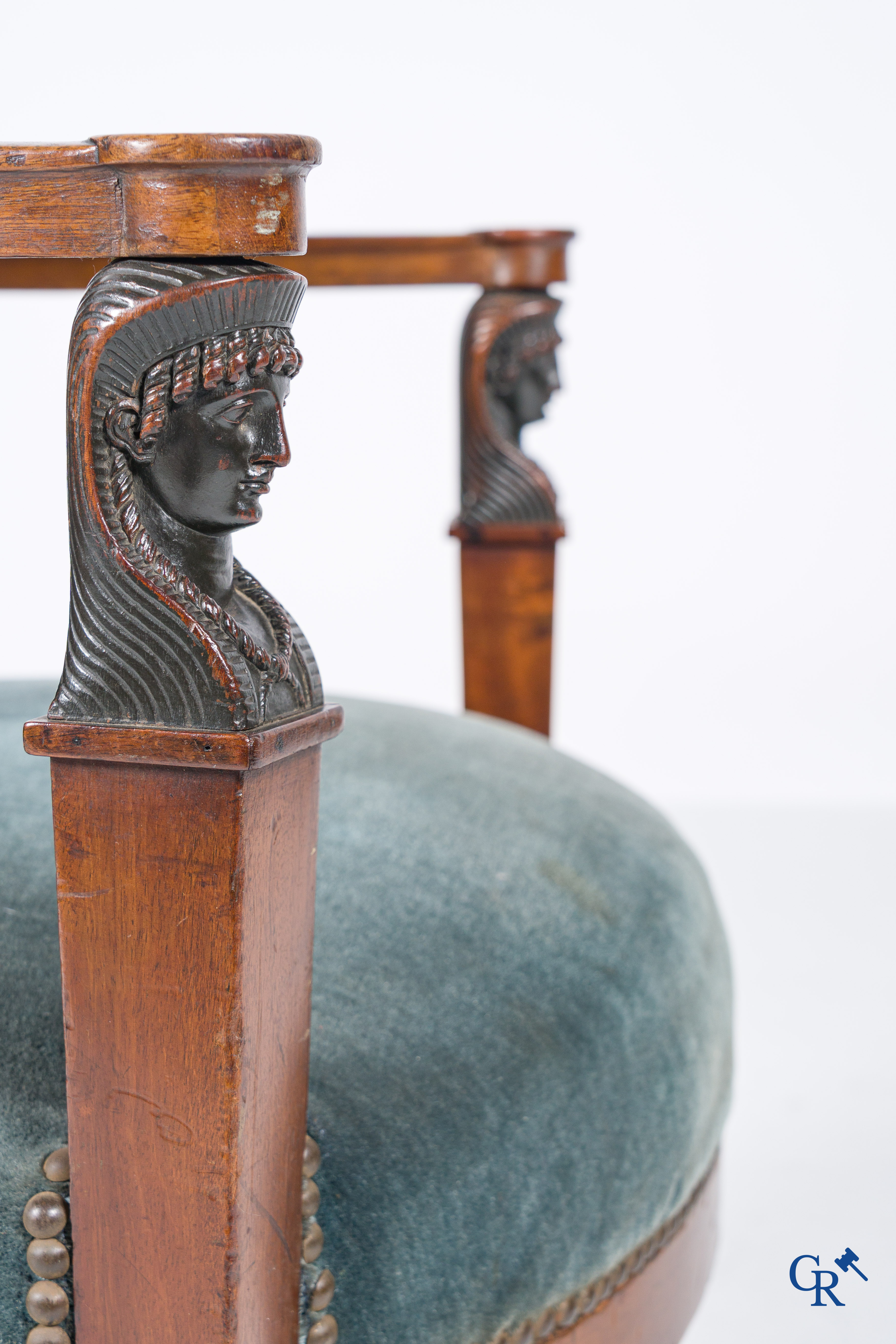 Empire. Een bureaustoel in mahonie hout, Retour d'Egypte-stijl. Empire periode, circa 1815.