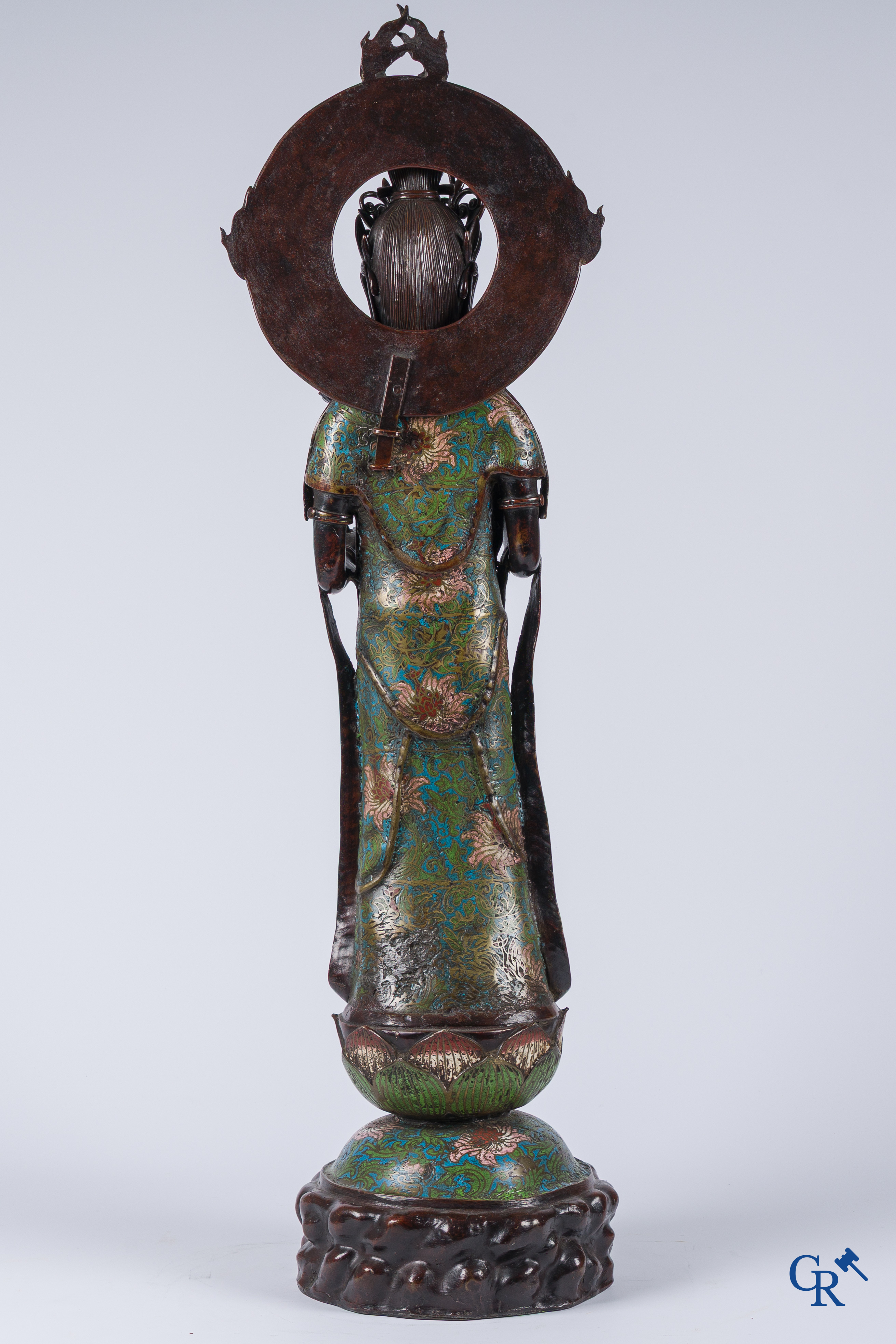 Aziatica, een grote Japanse champlevé bronzen figuur van een staande Guanyin. 19de eeuw.