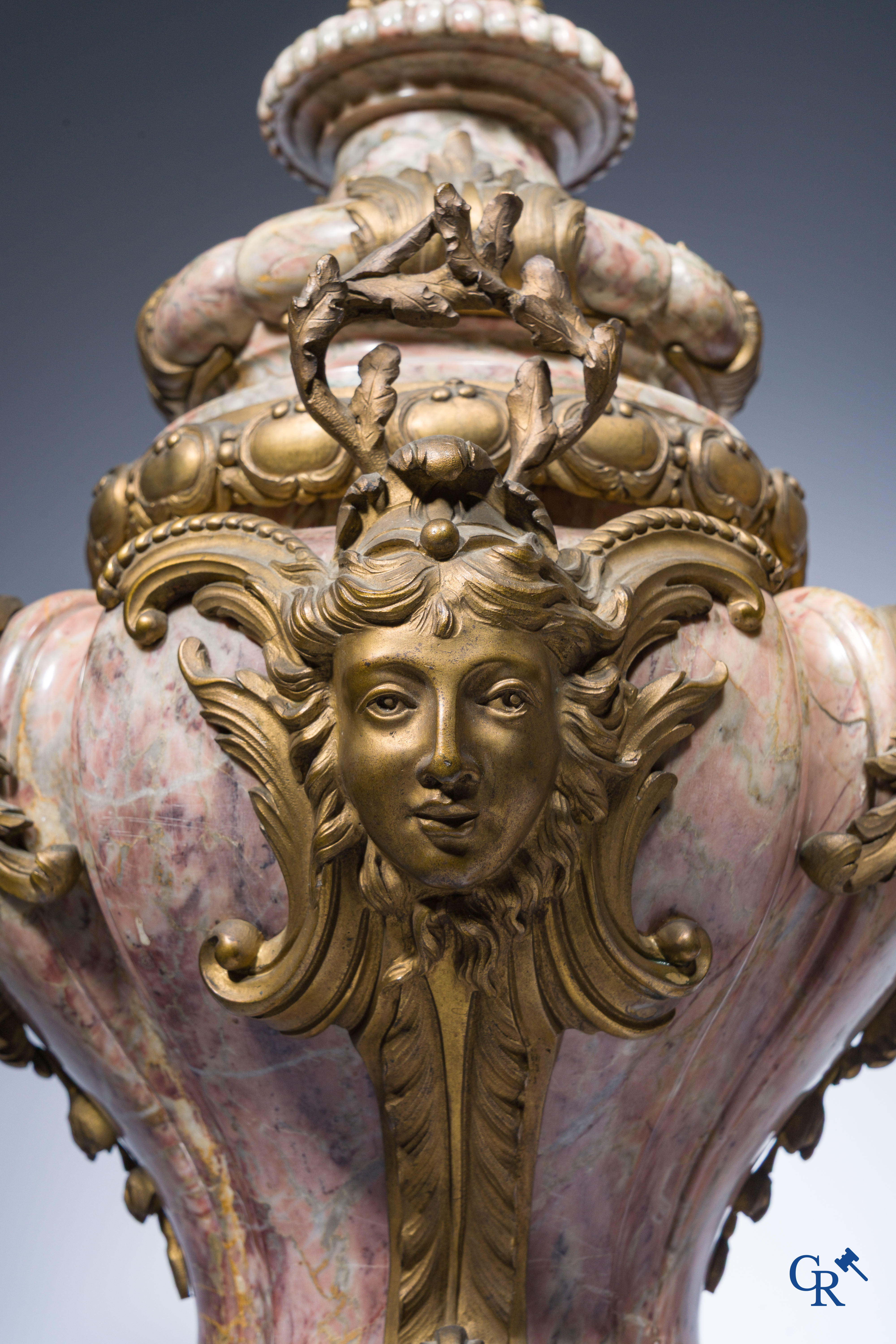 Uitzonderlijk paar cassolettes in fijn gesculpteerde marmer met bronzen monturen. LXVI-Stijl.