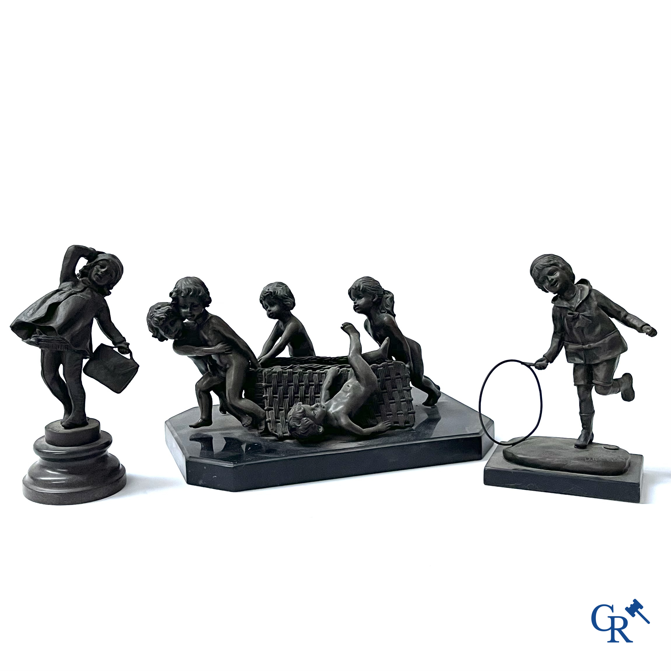 Een bronzen groep naar Raoul Larche met 5 kinderen en een mand en 2 bronzen beeldjes naar Chiparus. Postuum 20ste eeuw.