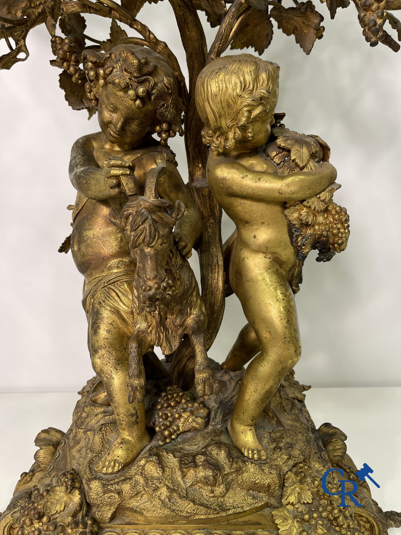 Important paire de chandeliers en bronze doré avec putti, style LXVI. Epoque Napoléon III.