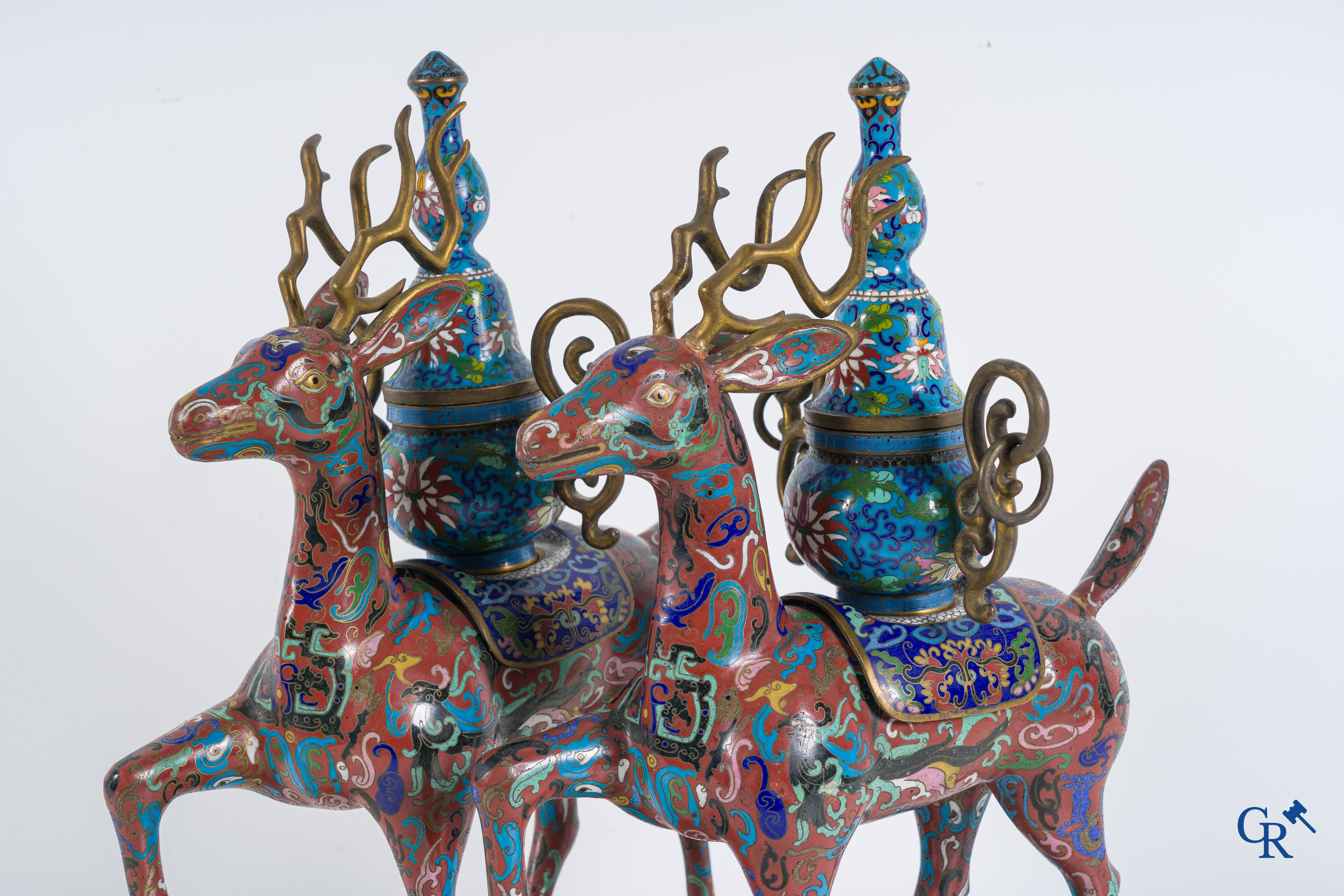 Art Asiatique: Une paire de brûle-encens Chinois en cloisonné en forme de cerf. Chine, 19ème-20ème siècle.