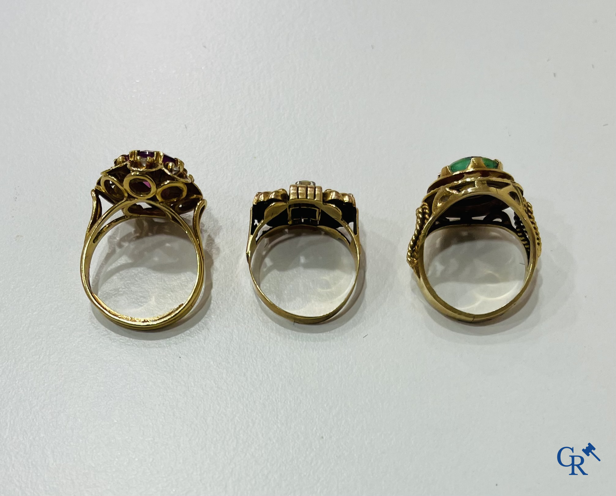 Jewellery, 3 rings in gold 750°/00, 1 set with malachite, 2 others with synthetic stones and diamond imitants.