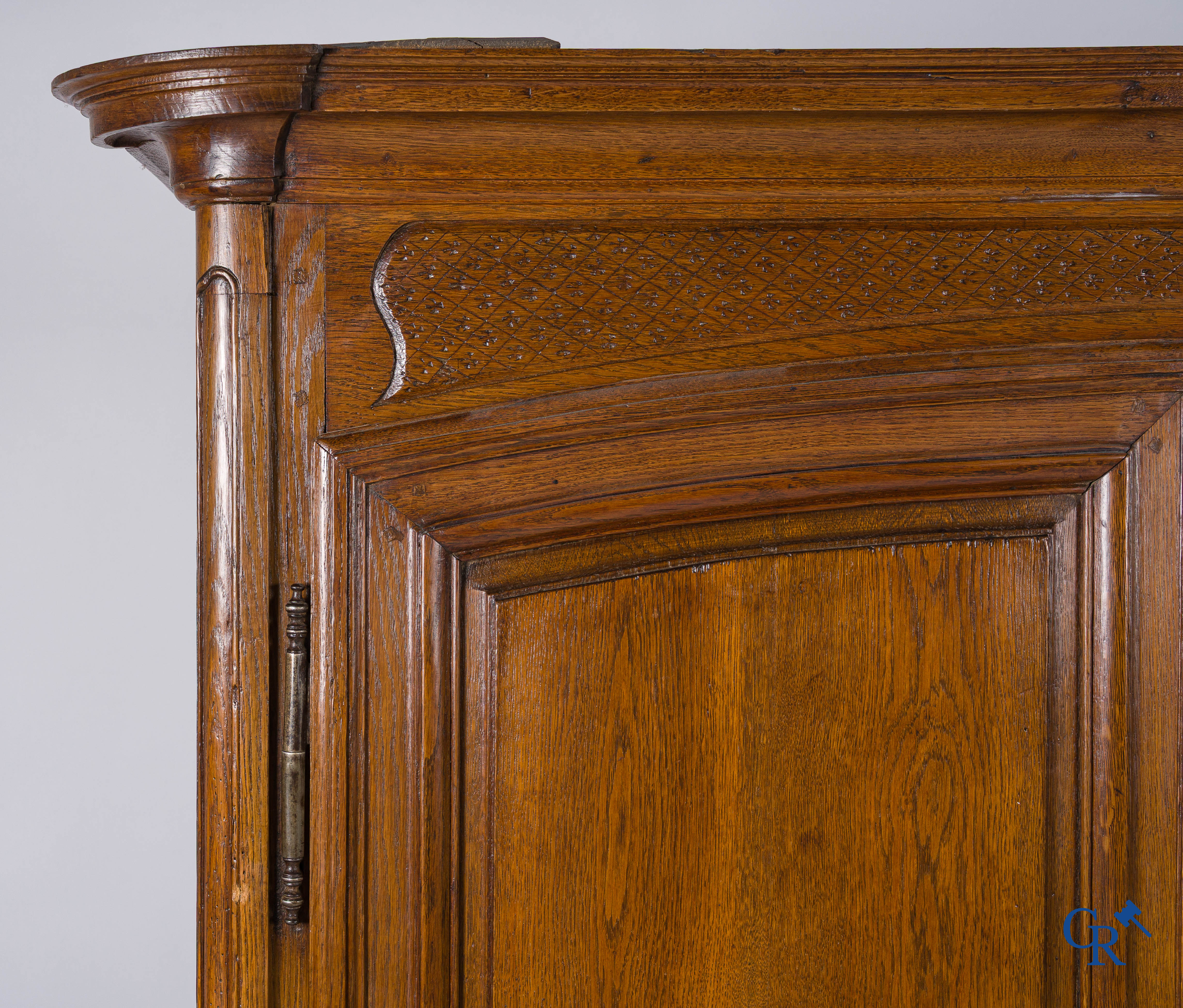 Eikenhouten deux-corps meubel met mooie patina. 18e eeuw.