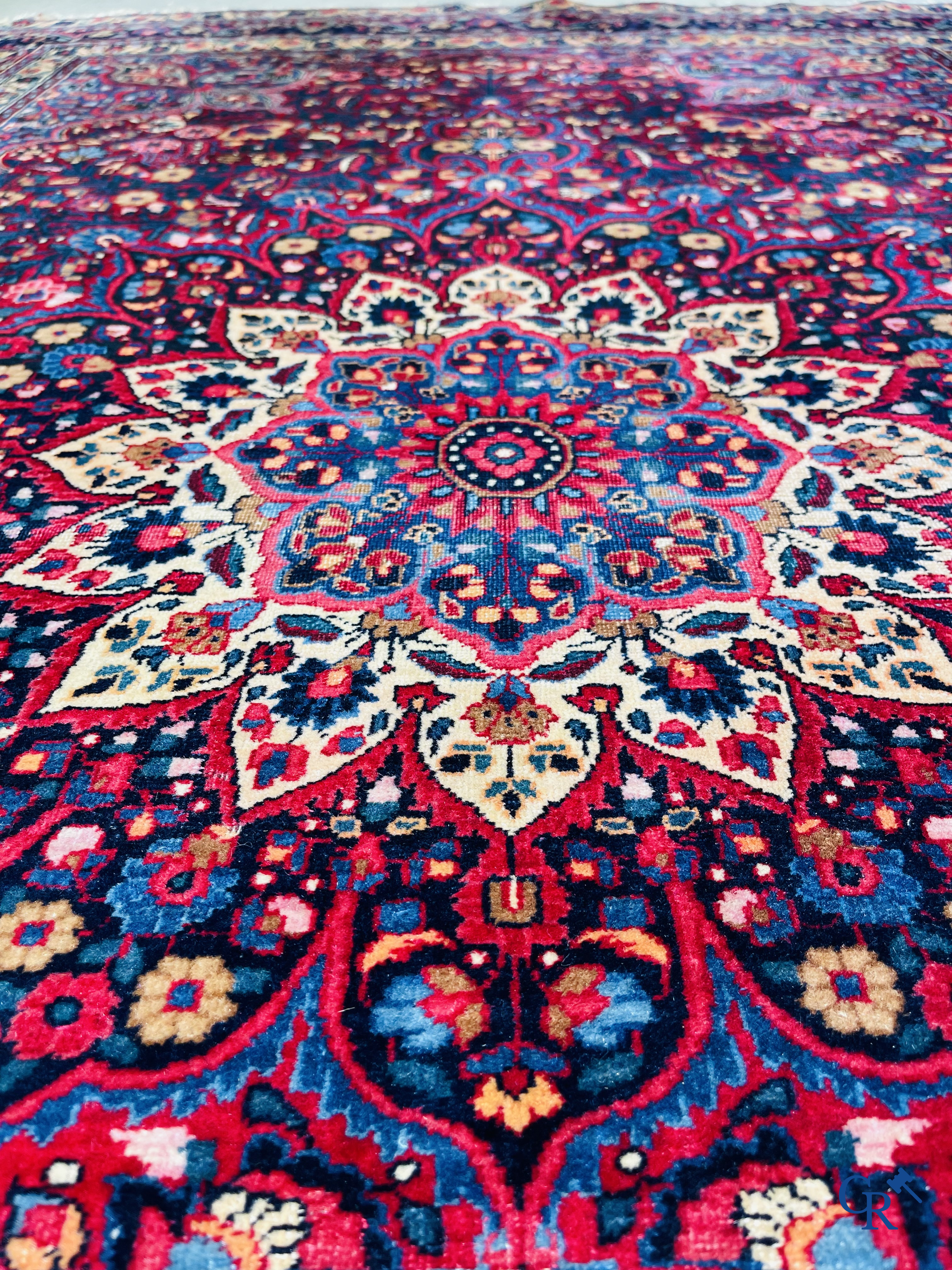 Tapis d'orient: Iran, tapis persan antique avec fond rouge foncé.