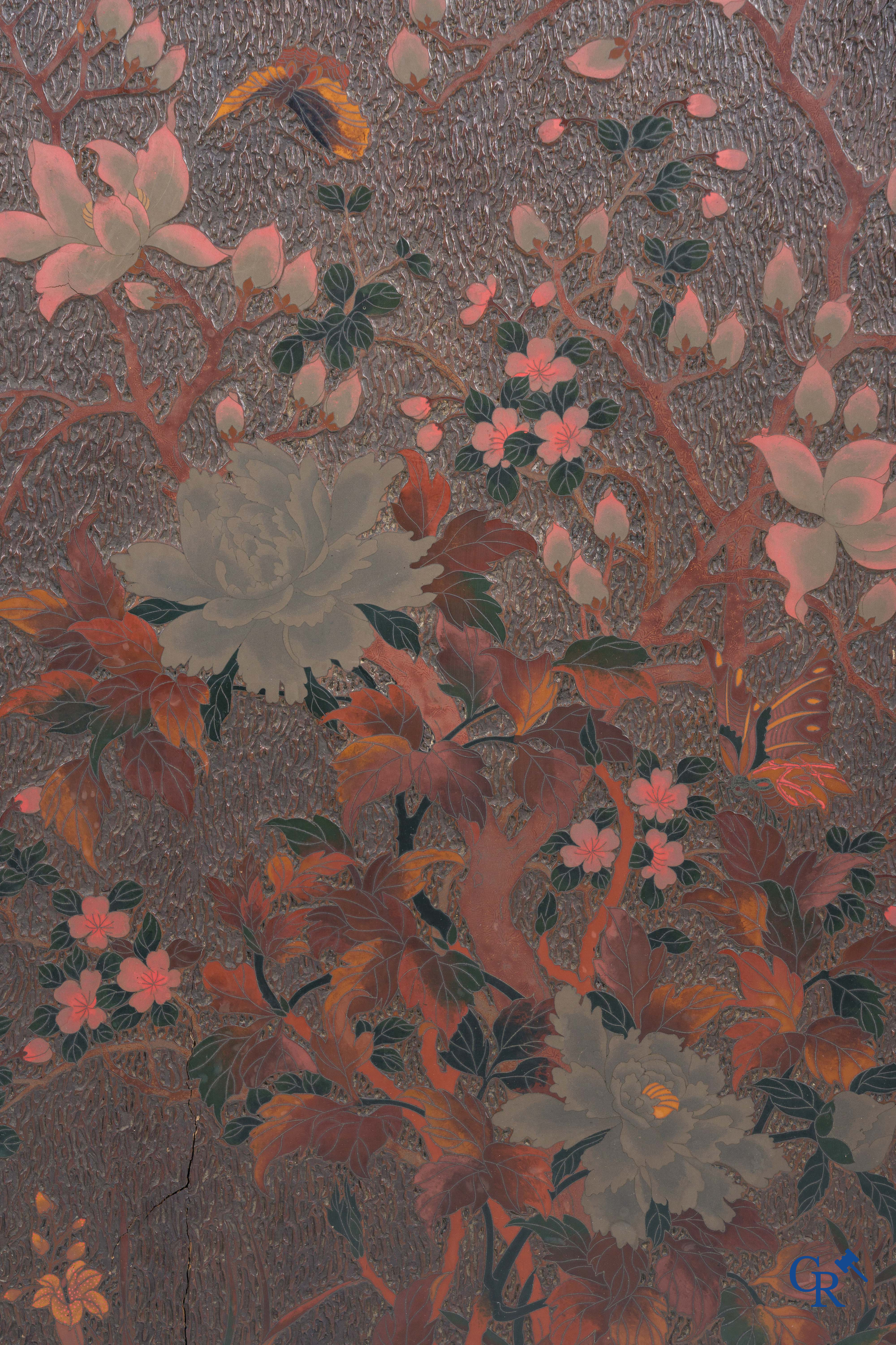 Aziatica, een groot houten paneel met lakwerk en inlegwerk. Bloemen en vlinder decor. 19e eeuw.