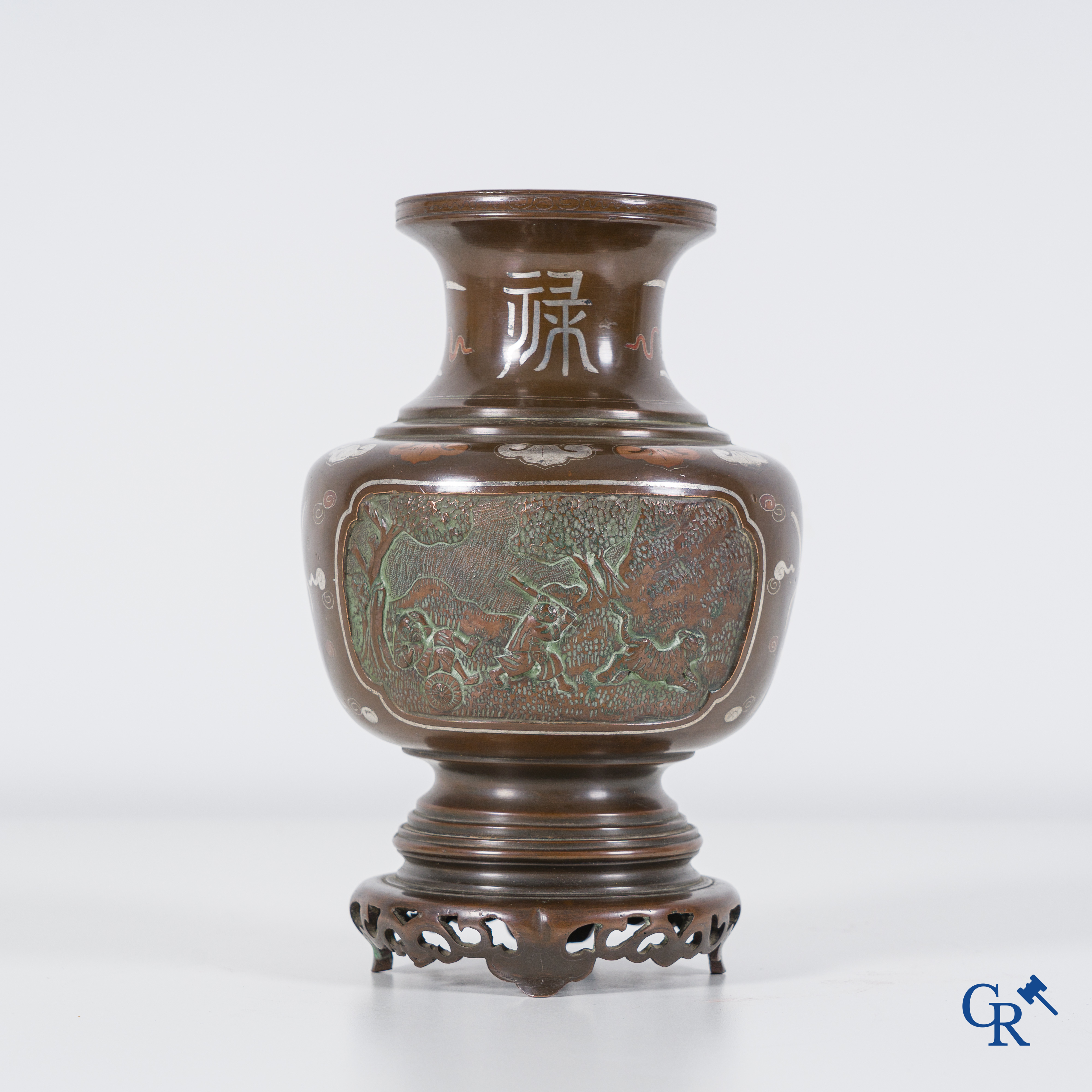 Art Asiatique: Un vase chinois en bronze pour le marché Vietnamien incrusté de cuivre et d'argent avec un décor en relief. 19ème siècle.