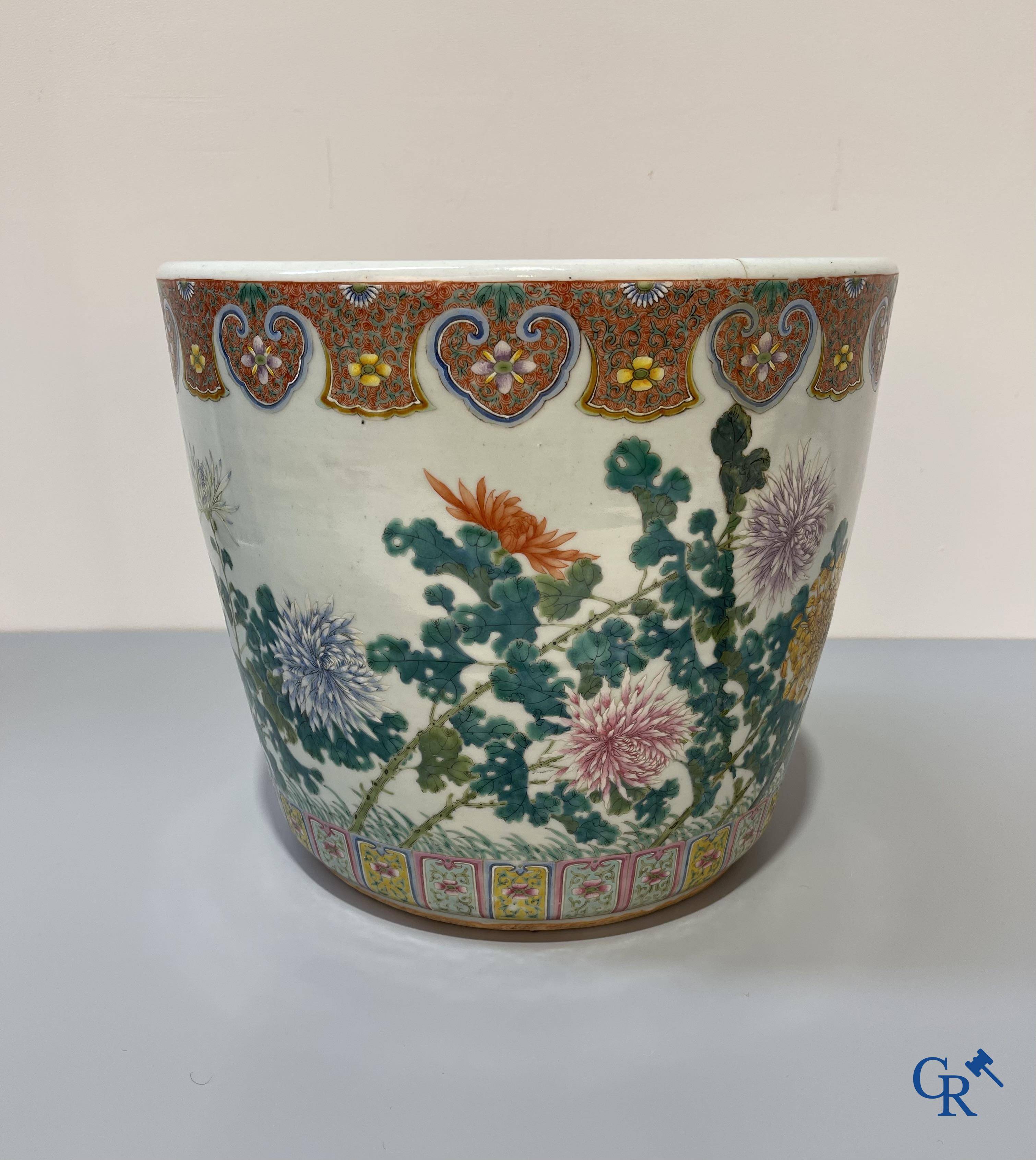 Art Asiatique, une grande jardinière en porcelaine chinoise famille rose avec un décor de fleurs et d'oiseaux.