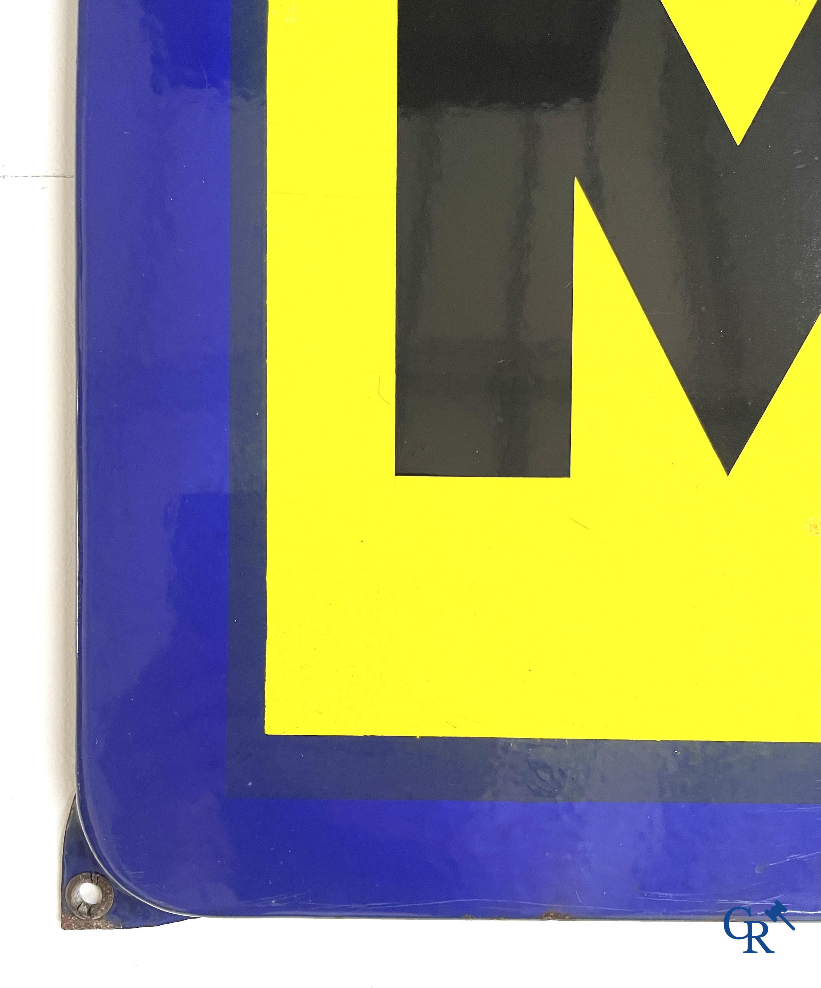 Michelin, groot emaille reclamebord met gele en blauwe achtergrond voor Michelin banden. Emaillerie Belge, 1958.