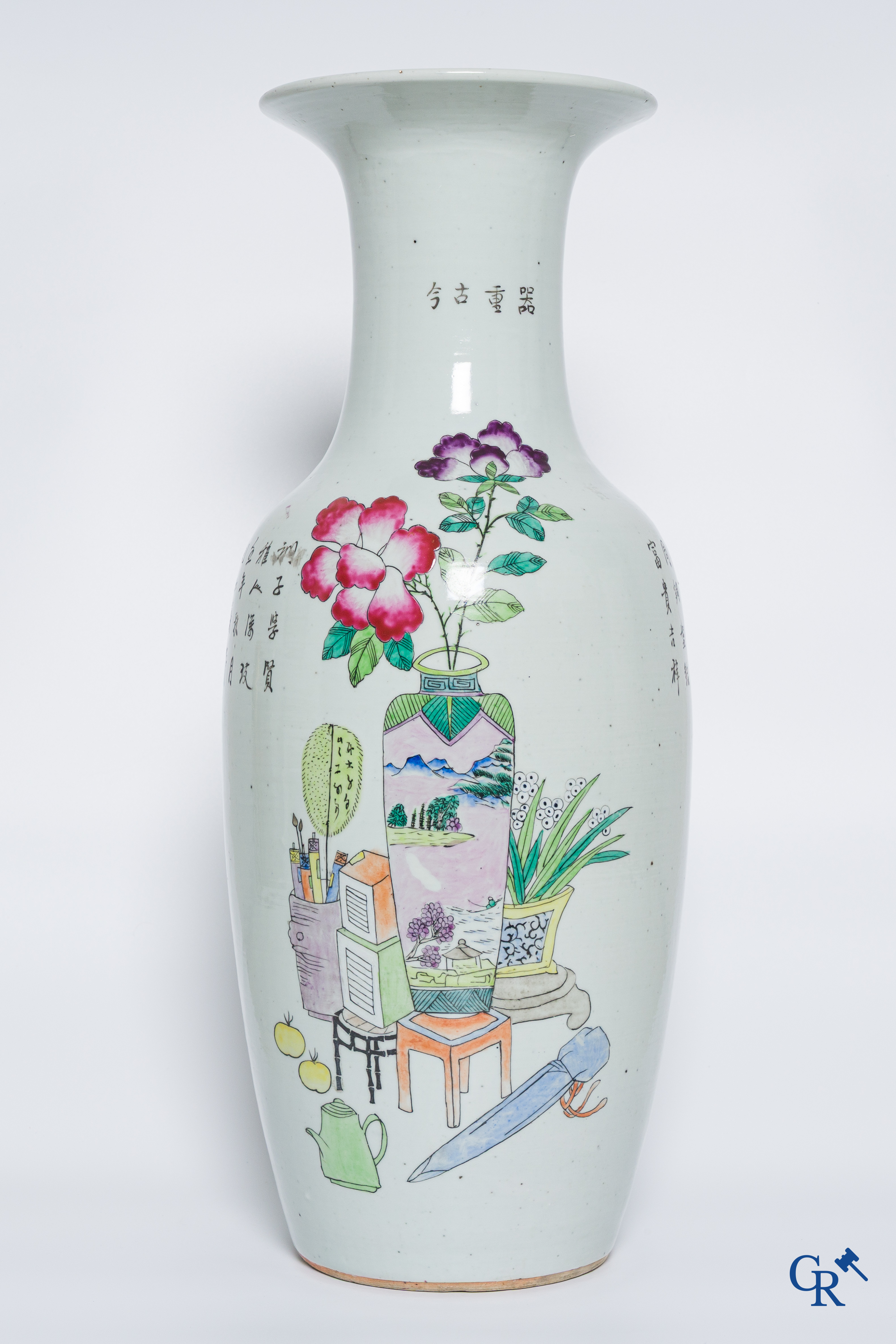 Porcelaine Chinoise: Vase Chinois à double décor de personnages et d'antiquités.