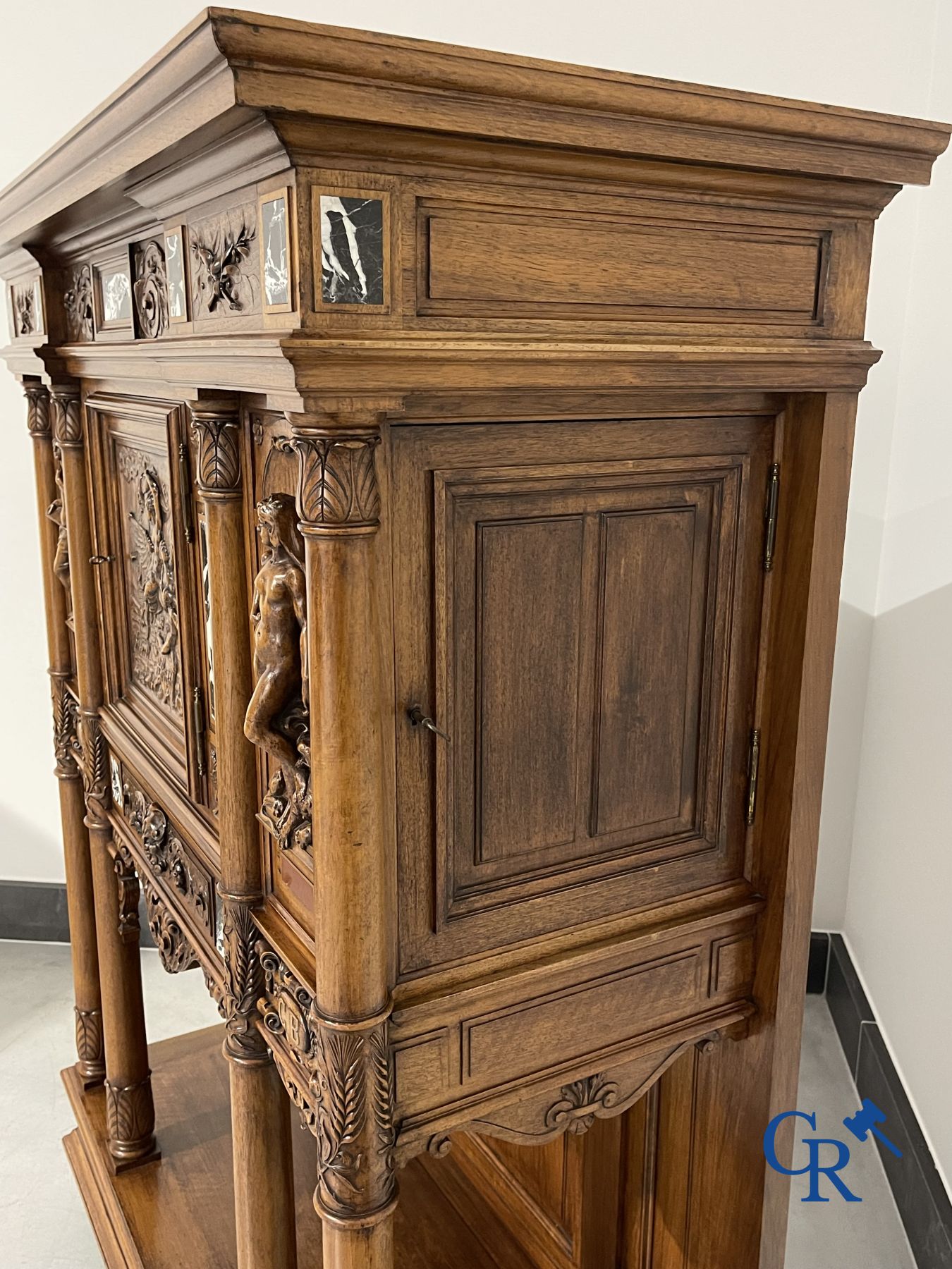 Mobilier : Une crédence finement sculptée en noyer, style néo-renaissance avec incrustation de marbre.