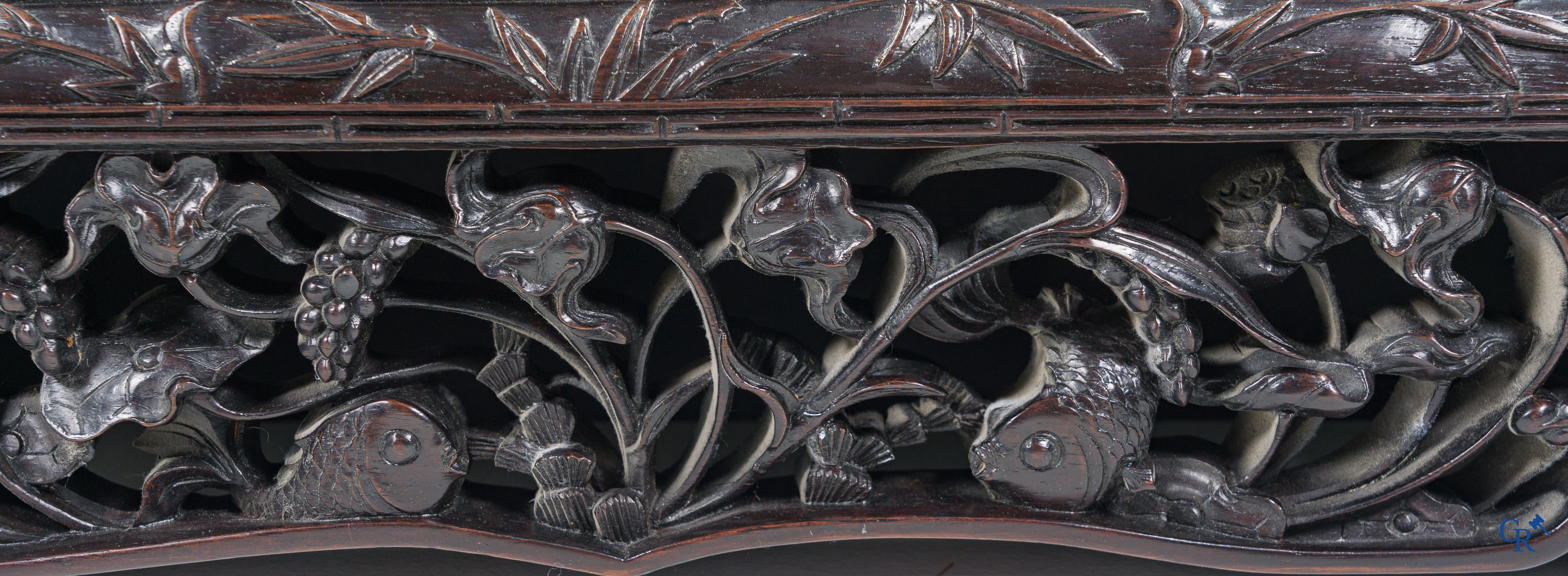 Aziatica, een grote spiegel in gesculpteerd Chinees hardhout. 19e eeuw.