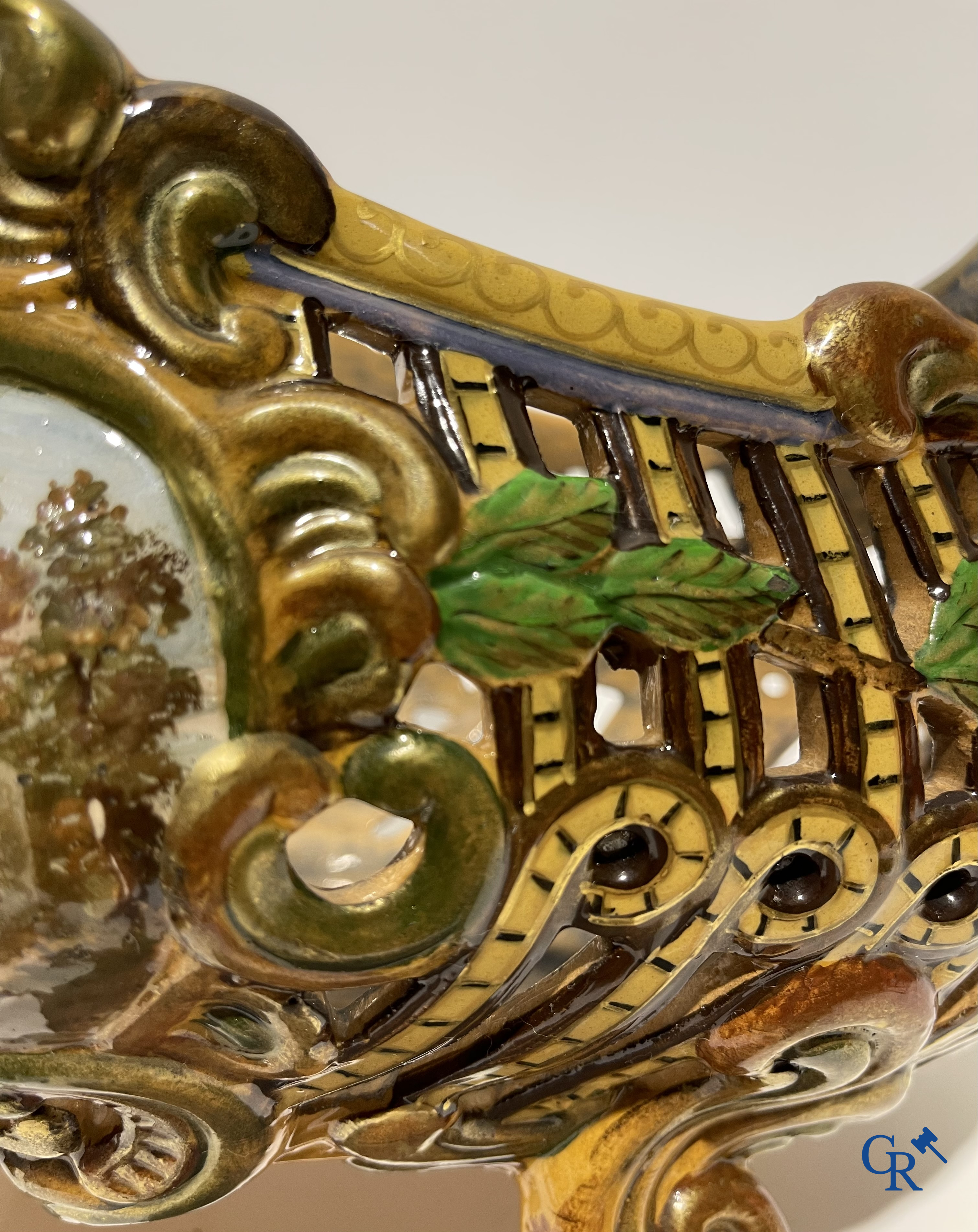 Emile Gallé Nancy, groot tafelmiddenstuk in geëmailleerde faience. Gesigneerd Gallé Nancy deposé.