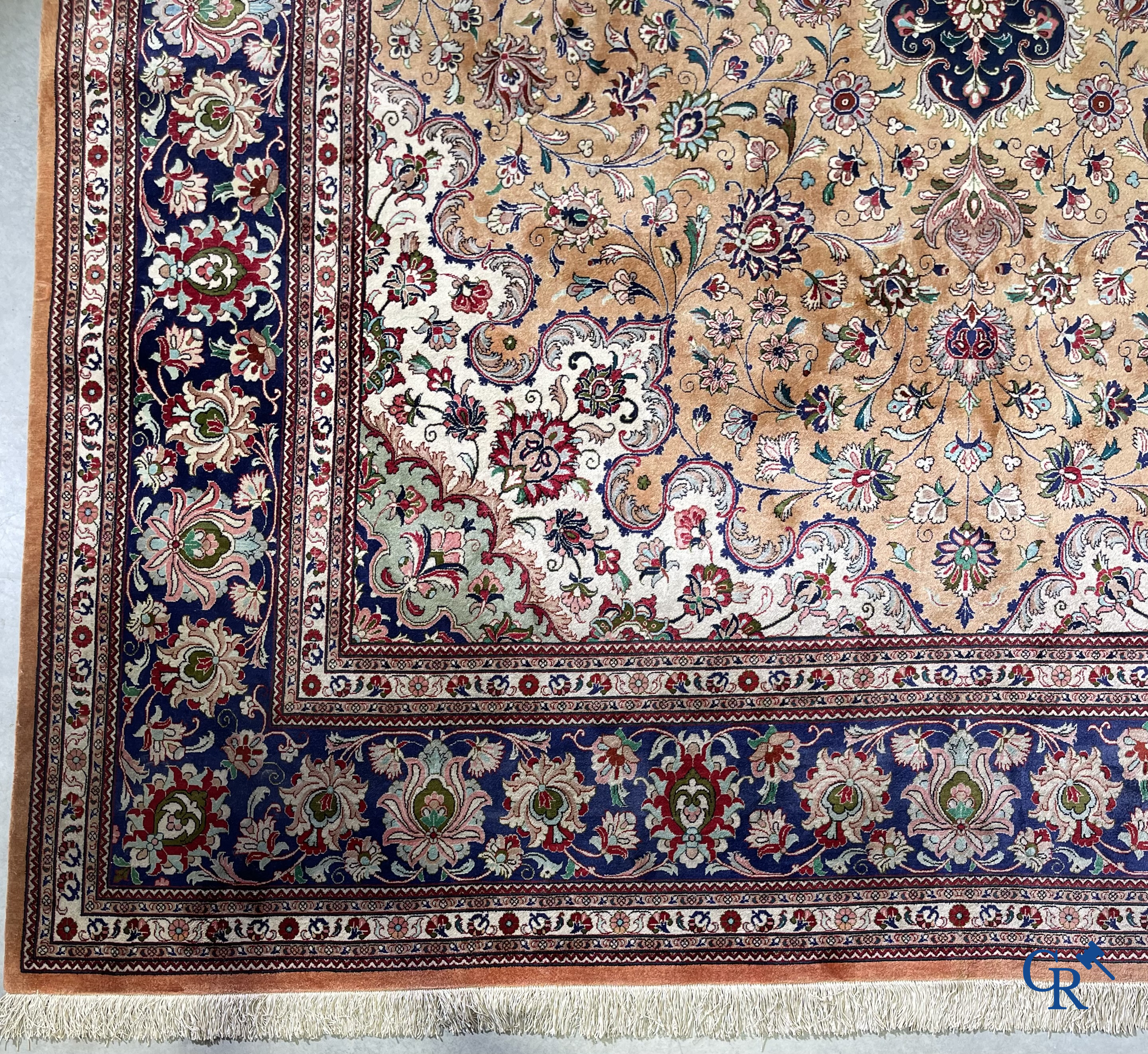 Tapis d'Orient: Ghoum, Iran. Exceptionnel tapis noué à la main en soie.