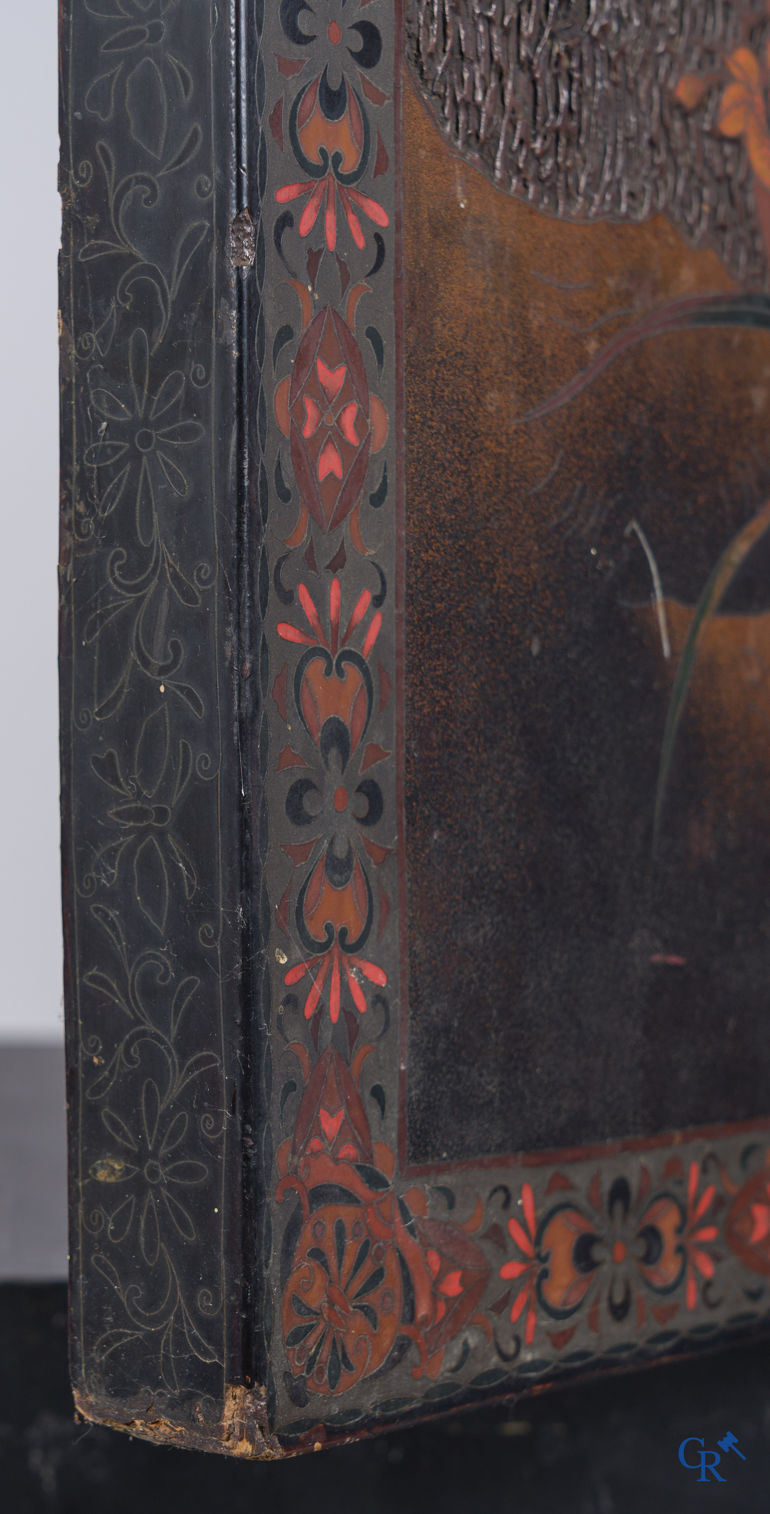 Aziatica, een groot houten paneel met lakwerk en inlegwerk. Bloemen en vlinder decor. 19e eeuw.